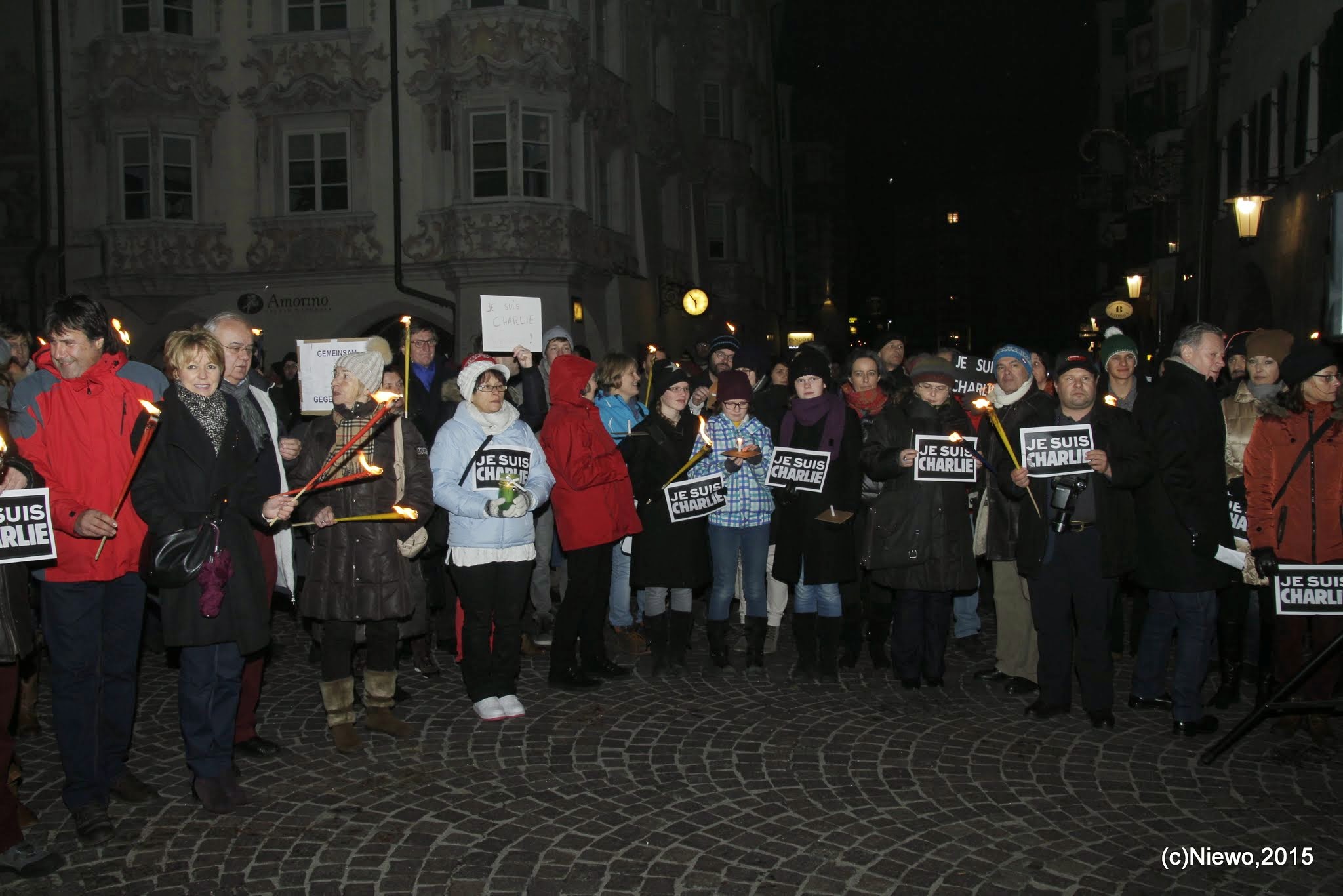 In der Innsbrucker Altstadt versammelten sich viele Menschen mit Fackeln, um den Opfern des Terrors in Frankreich zu gedenken.