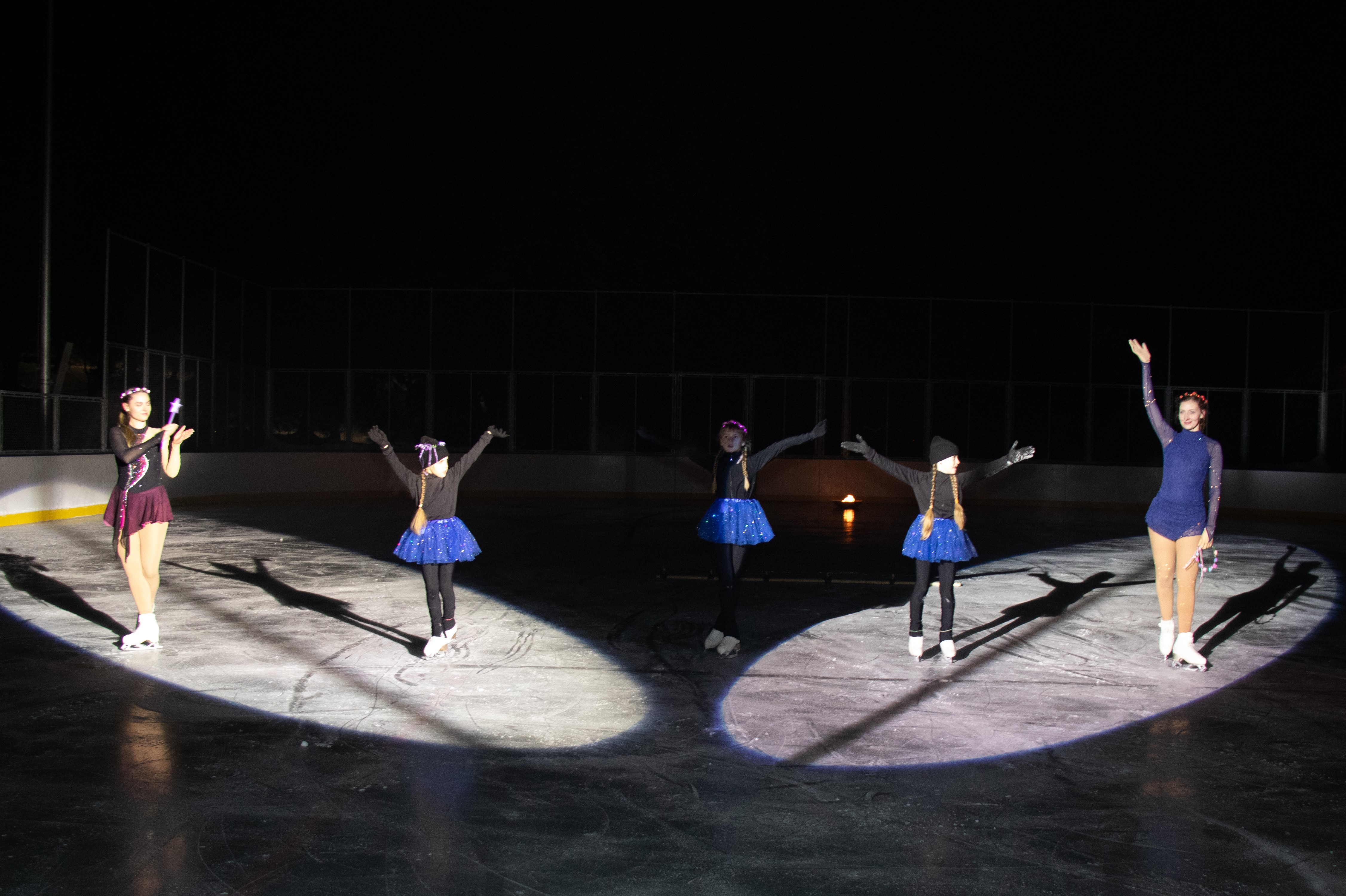 Läuferinnen der Eislaufschule Innsbruck präsentierten gemeinsam mit Feuerartisten eine stimmungsvolle, musikalisch unterlegte Einlage bei der Eröffnung.