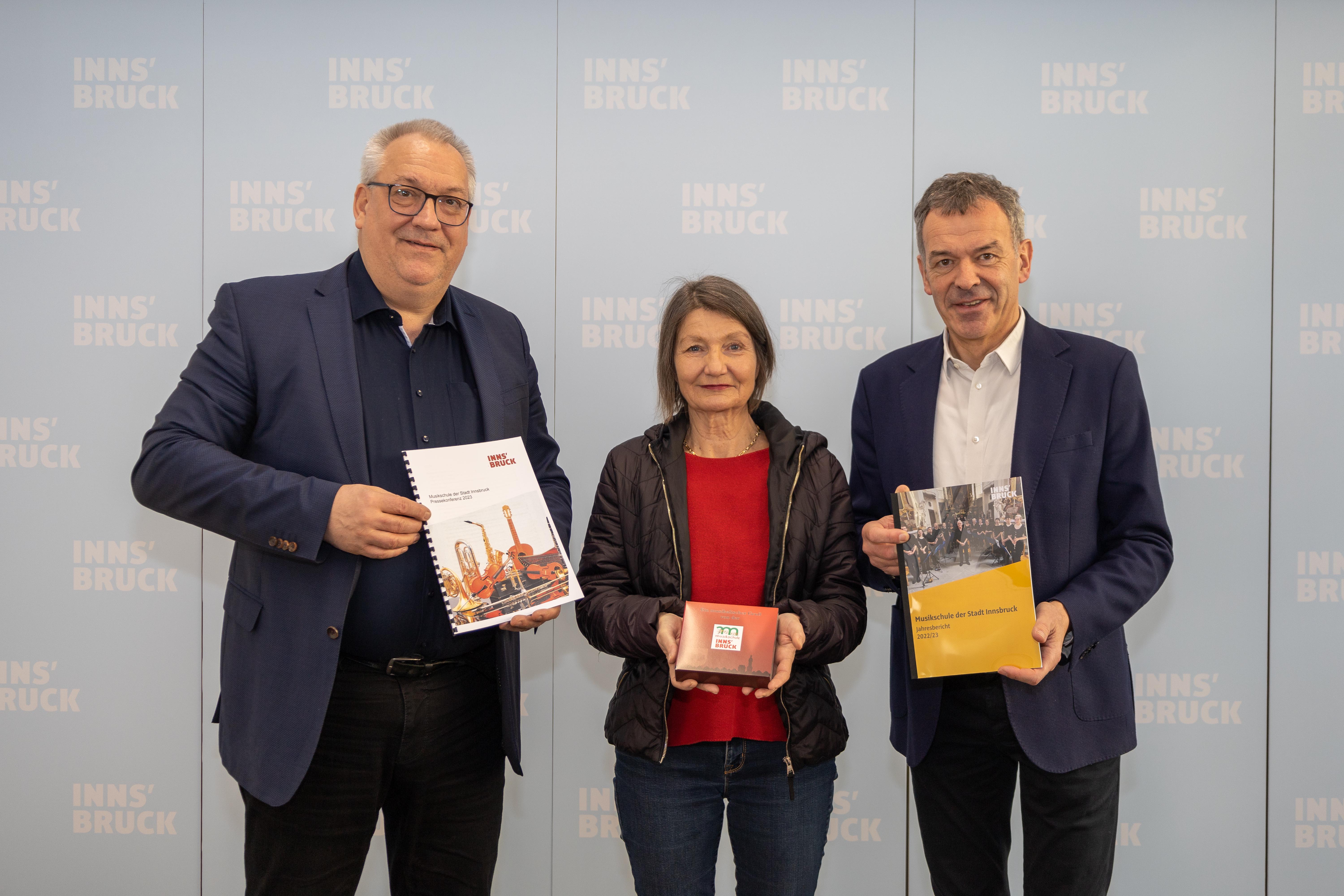 Bürgermeister Georg Willi (r.), Kulturstadträtin Uschi Schwarzl und Musikschuldirektor Wolfram Rosenberger (l.) ziehen erfolgreich Bilanz für das Jahr 2023 und geben einen Ausblick auf das kommende Jahr.