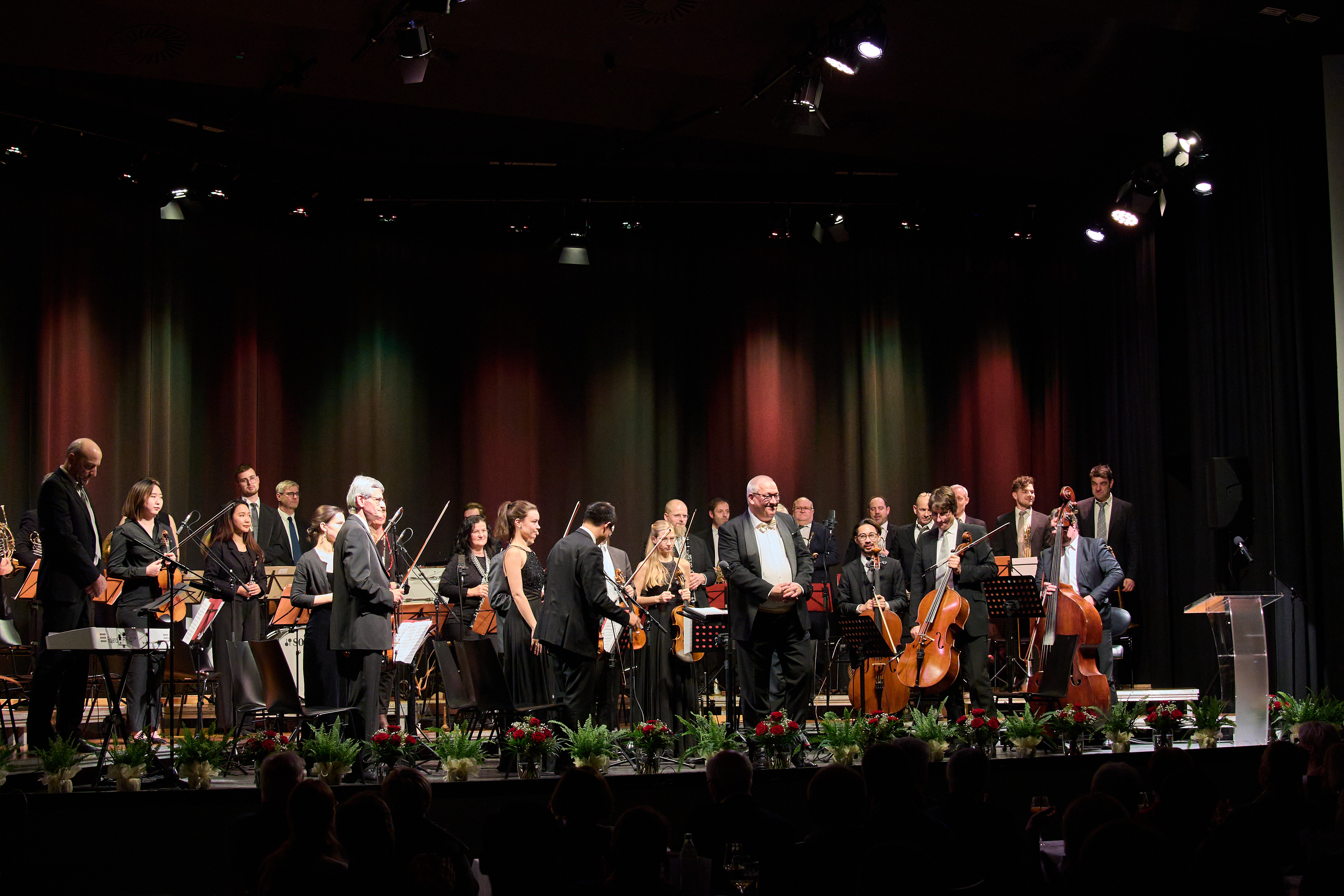 Schwungvoll und heiter begann Musikschuldirektor Wolfram Rosenberger das neue Jahr 2024.  Direktor Rosenberger dirigierte in der Stadthalle Ybbs das Vienna Philharmonic Rock Orchestra, als Solistin wirkte die Sopranistin Elisabeth Nagiller mit. Mit einem klassischen Programm, das mit einigen Überraschungen auch für fröhliche Stimmung sorgte, begeisterte er in der ausverkauften Stadthalle. Das Publikum bedankte sich für den glanzvollen Abend beim Orchester, bei der Solistin und bei Direktor Wolfram Rosenberger mit stehende Ovationen.