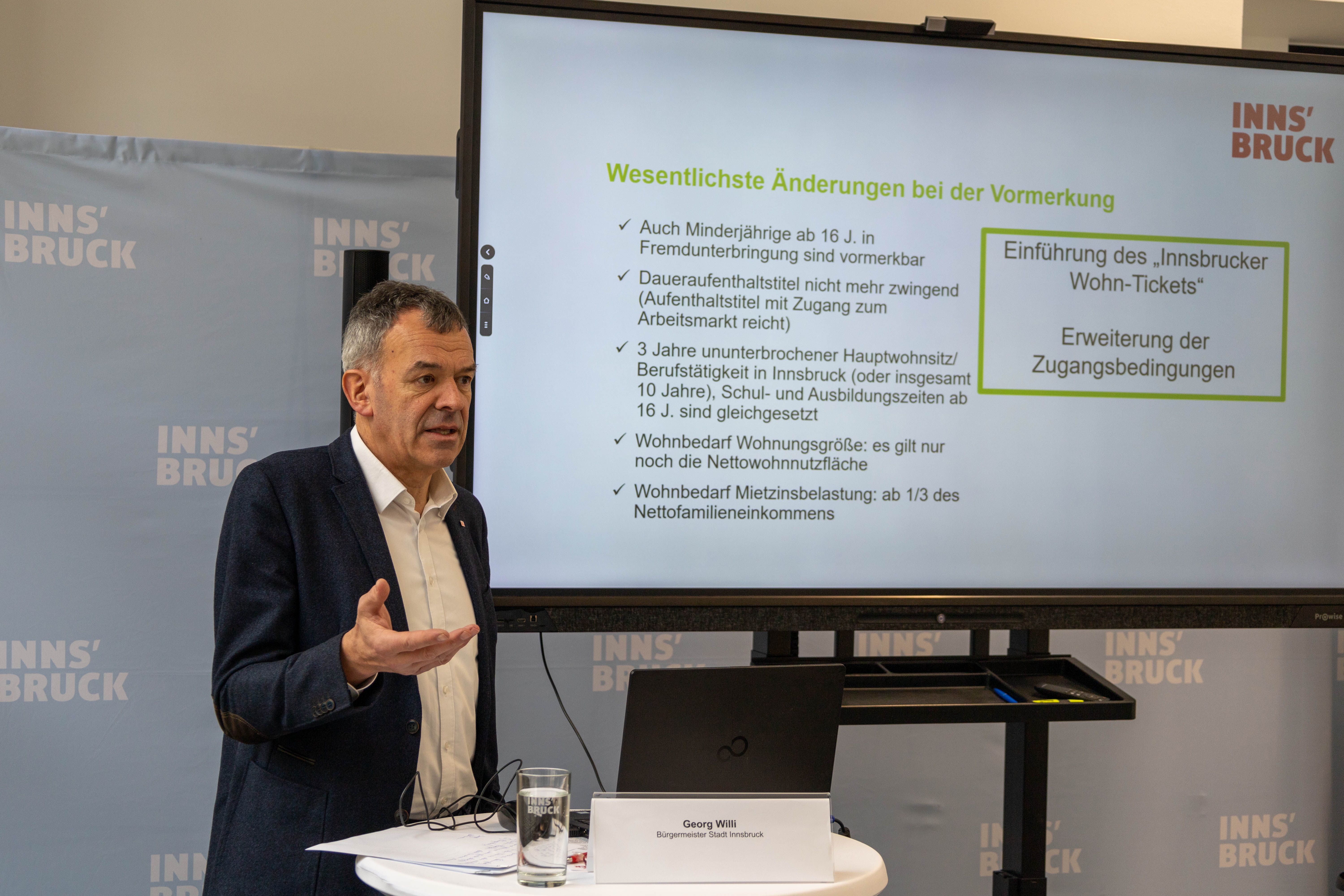 Bürgermeister Georg Willi präsentierte im Rahmen einer Pressekonferenz die überarbeiteten Kriterien bei der Vormerkung von Stadtwohnungen.