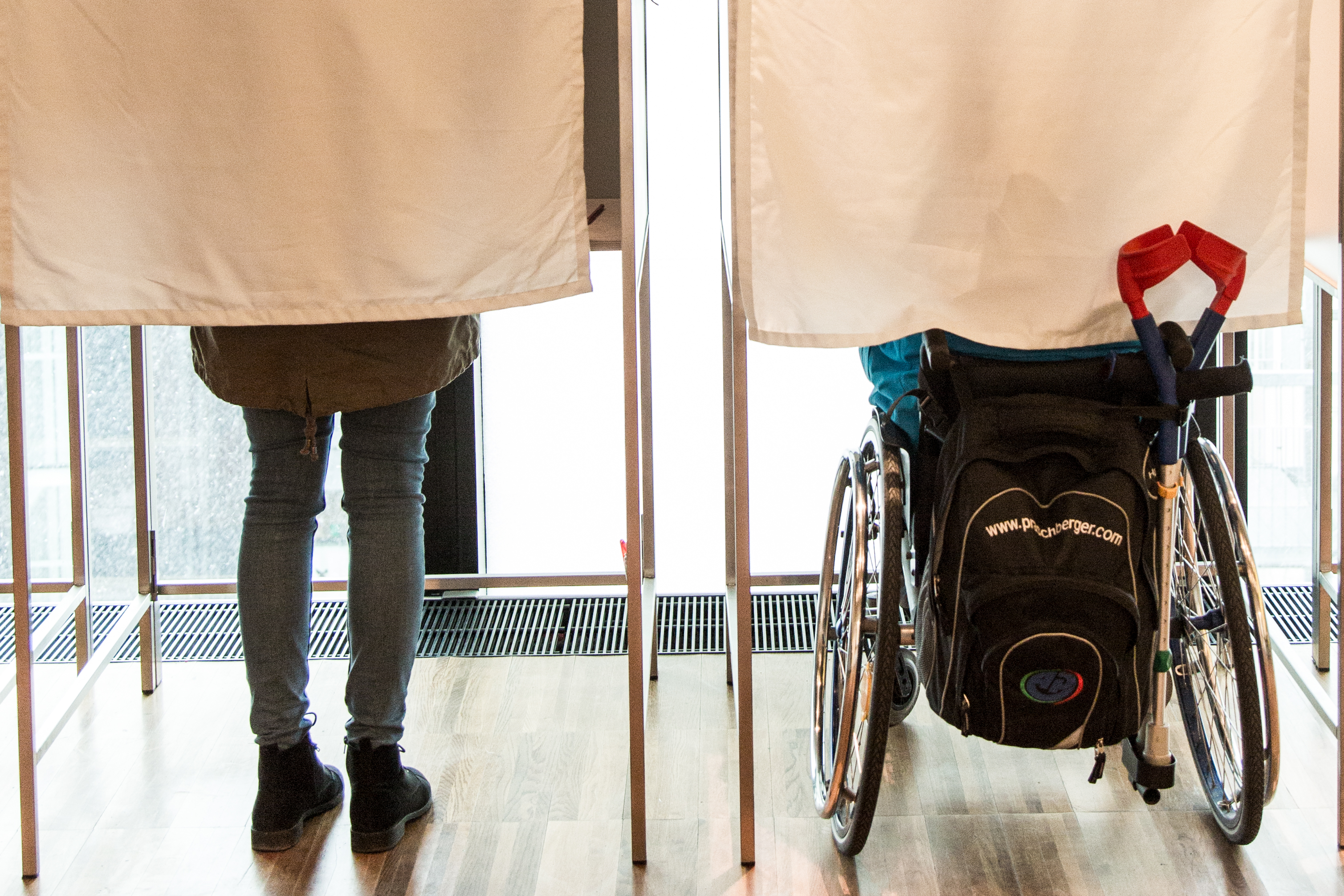 Die Wahlkabinen sind für alle Menschen gut zugänglich.