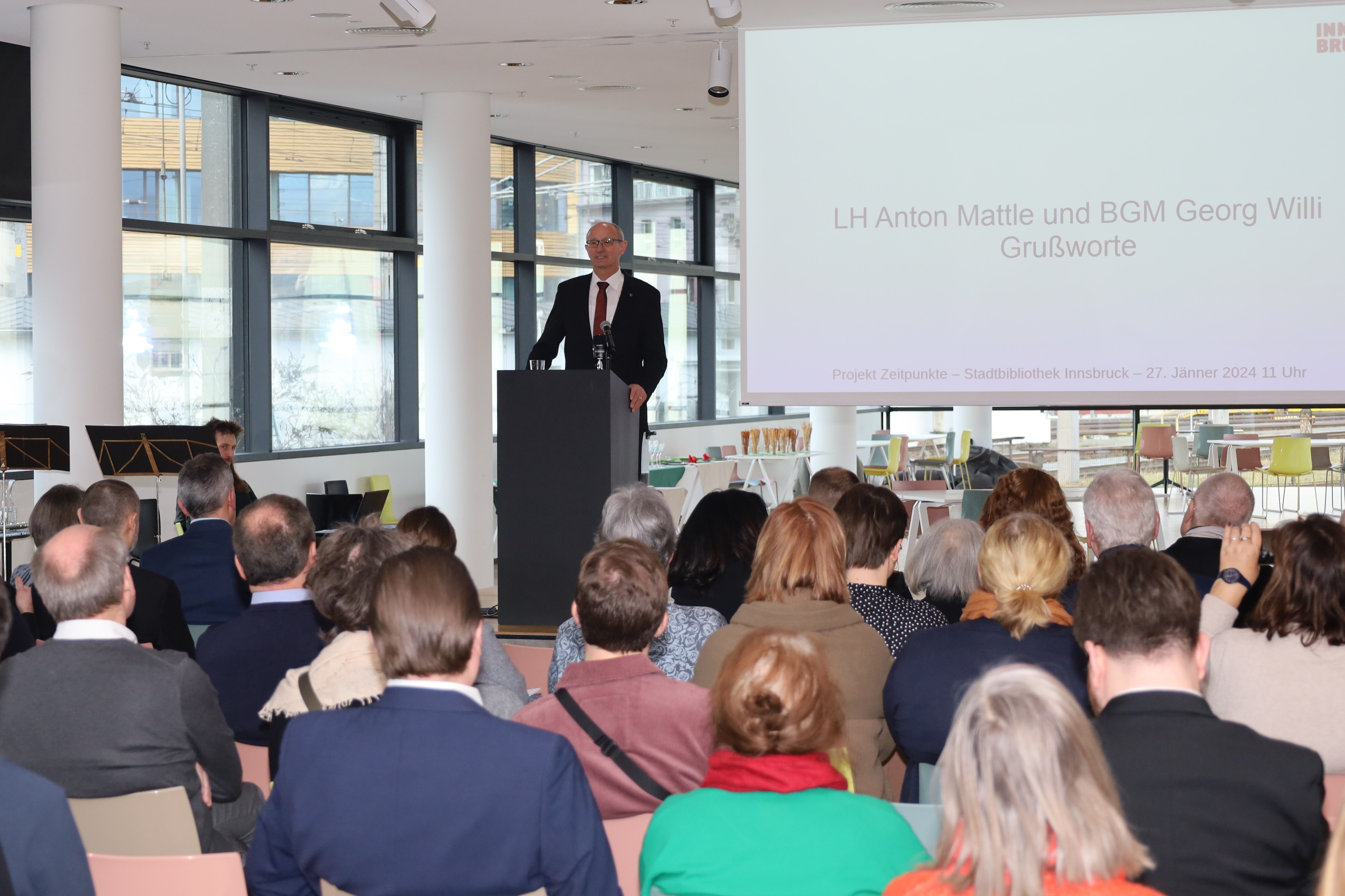 Landeshauptmann Anton Mattle bei der Projektvorstellung in der Innsbrucker Stadtbibliothek.