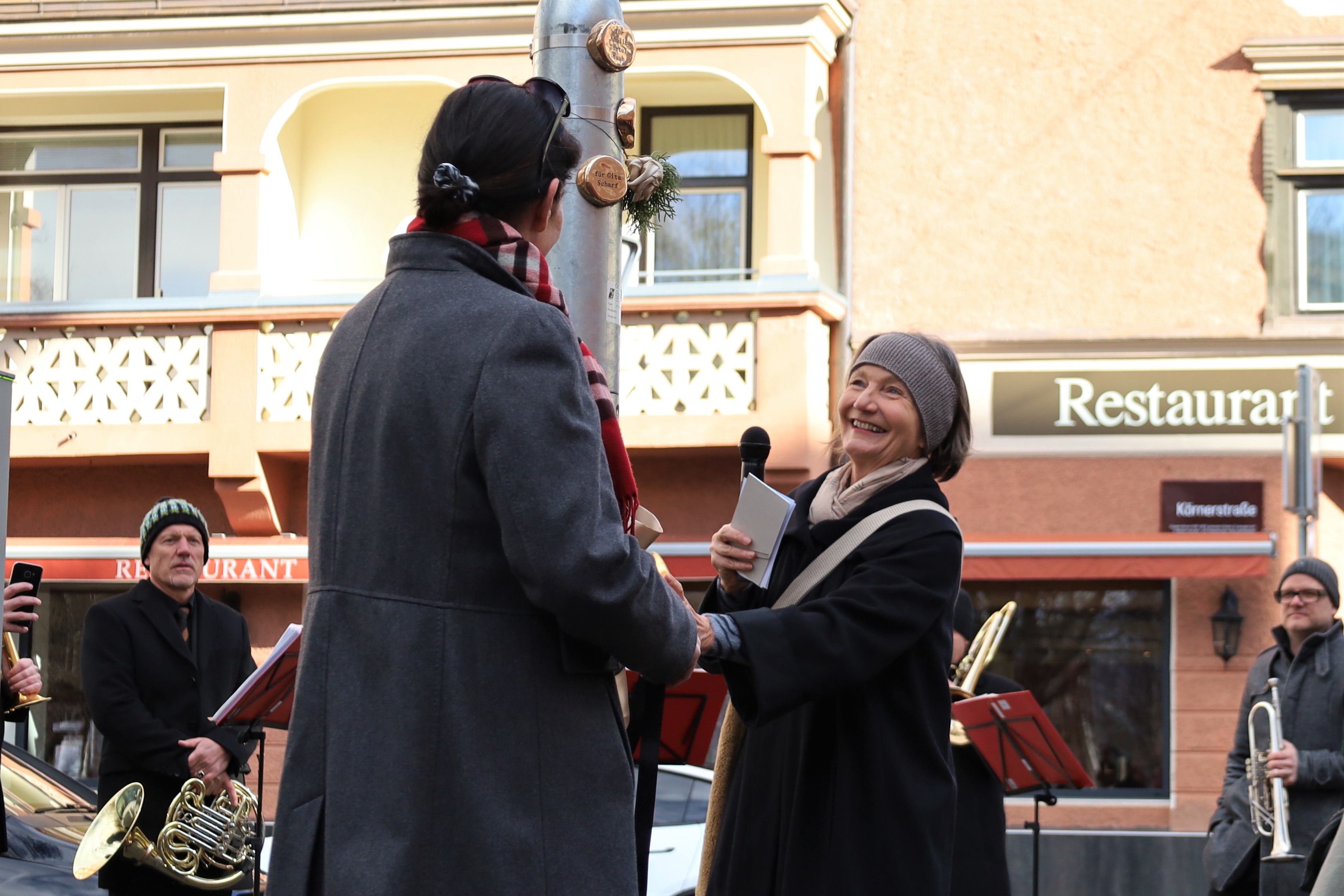 Kulturstadträtin Uschi Schwarzl (r.) enthüllt gemeinsam mit Kulturausschuss-Vorsitzender Irene Heisz (l.) die neuen Zeitpunkte in der Defreggerstraße.