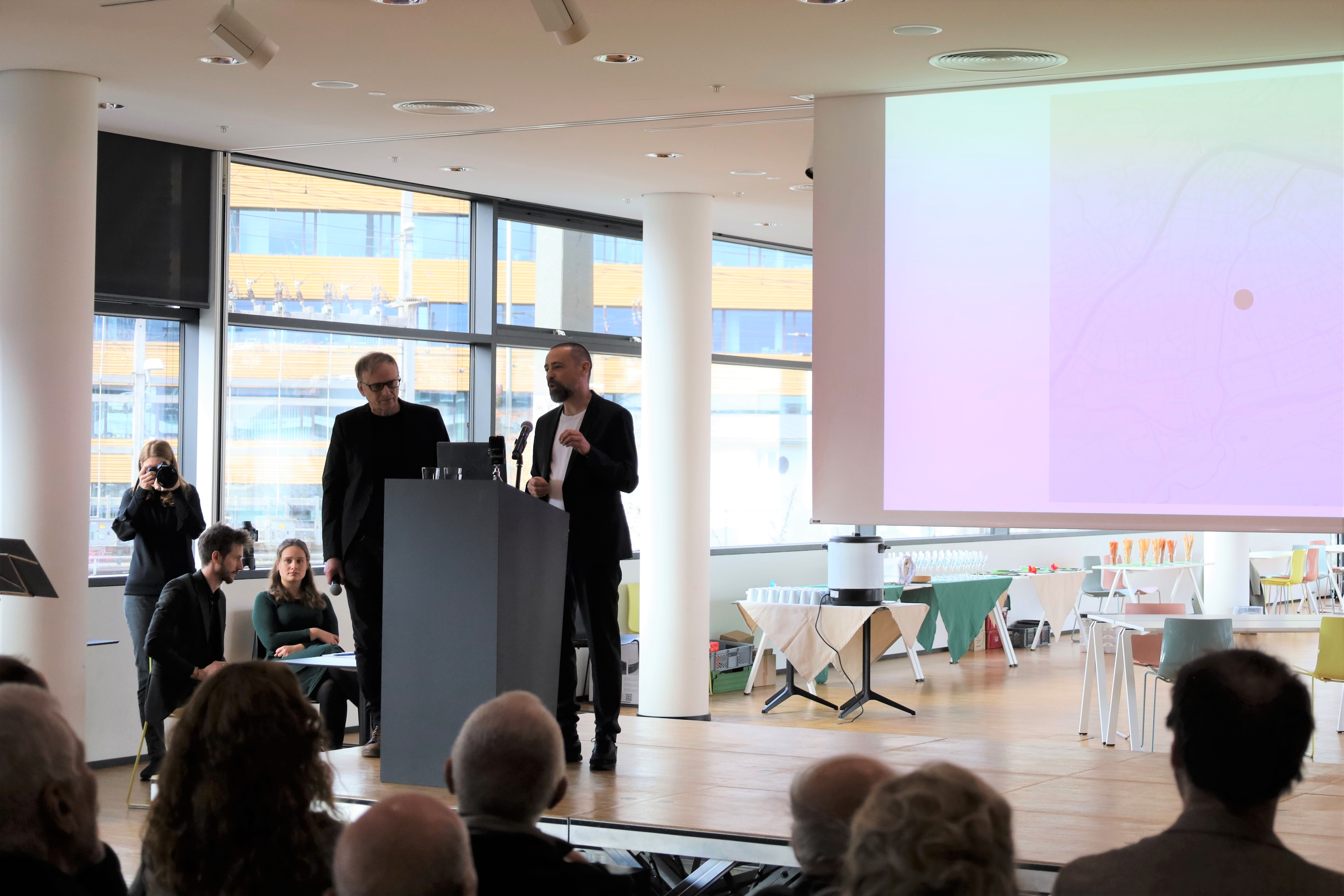 Niko Hofinger (Stadtarchiv/Stadtmuseum, l.) und Stefan Amann (Proxi Design) stellten das Projekt „Zeitpunkte“ gemeinsam vor.