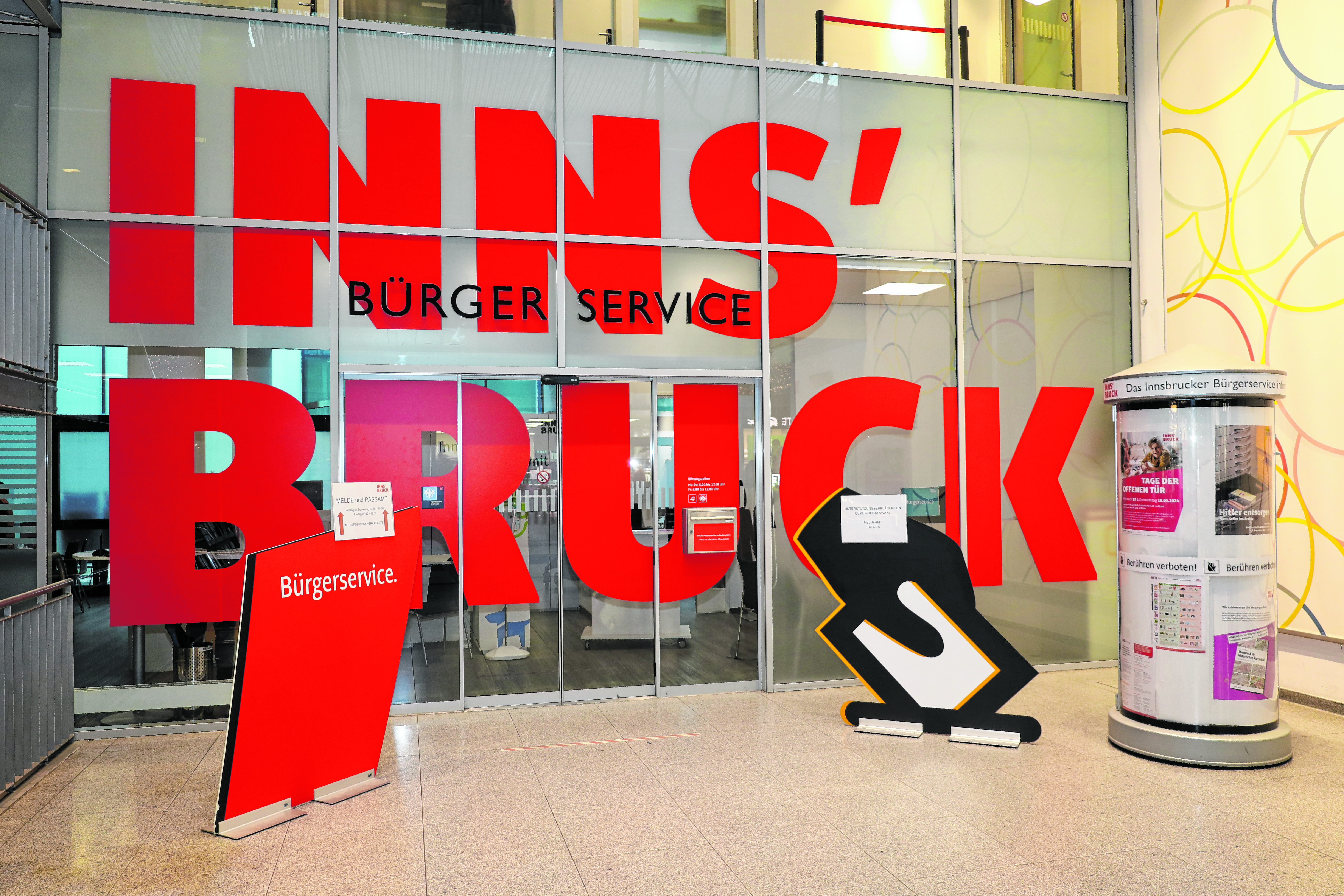 Auch das ist Service - der Eingang zum Bürgerservice Innsbruck in den RathausGalerien ist wirklich nicht zu übersehen und schon vor der Tür gibt es erste, plakative Informationen über die Litfaßsäule und Informationsbroschüren zur freien Entnahme.
