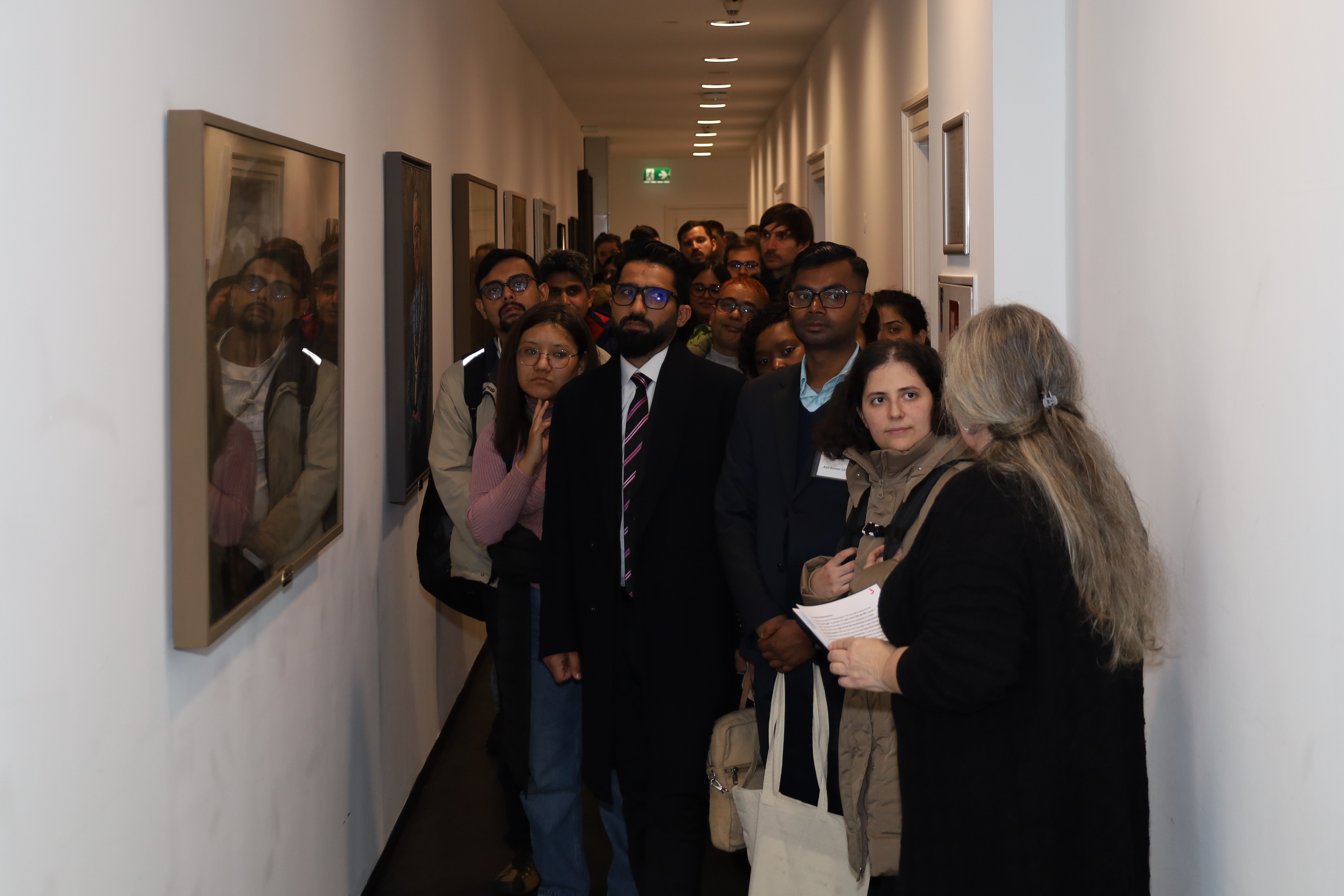 Am 5. Februar empfing Innsbrucks Bürgermeister Georg Willi den aktuellen Jahrgang der EURAC Winter School wieder im Innsbrucker Rathaus. Im Zuge des gemeinsamen Projekts der Leopold-Franzens-Universität Innsbruck und des privaten Forschungsinstituts EURAC Research forschen Studierende aus zahlreichen Staaten zwei Wochen lang zu einem jährlich wechselnden Thema - in diesem Jahr: "Federalism and Sustainability"  Nach der Begrüßung im Stadtsenatssitzungszimmer wurden die Studierenden durch das Rathaus geführt und bekamen im Austausch mit Bürgermeister Georg Willi Einblicke in die kommunalpolitische Praxis.