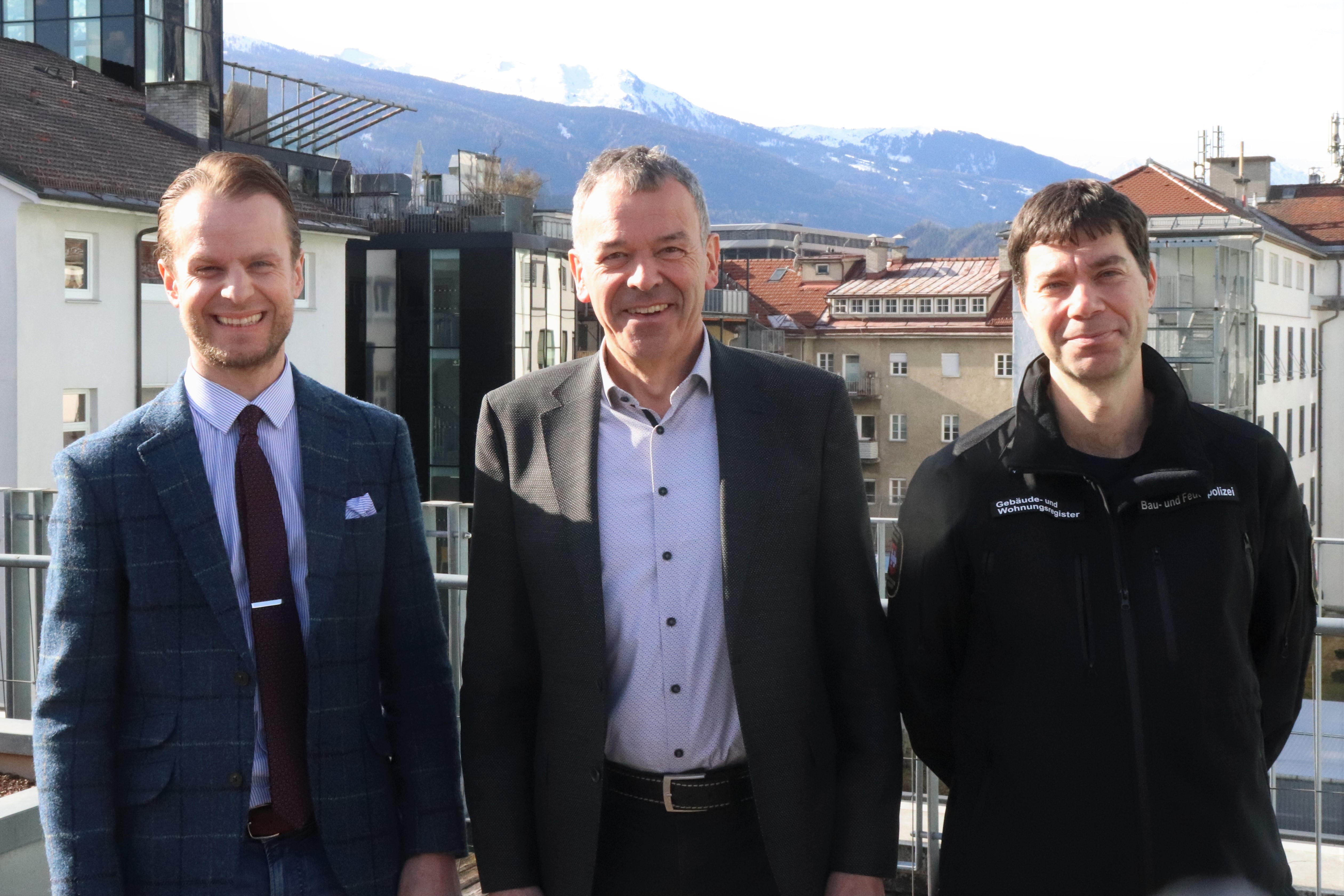 In Innsbruck gibt es bereits seit einiger Zeit ein Leerstandsmonitoring: Mathias Behmann (Referat für Statistik), Bürgermeister Georg Willi und Manfred Hirsch (Referat Gebäude- und Wohnungsregister, v.l.n.r.) informieren halbjährlich über die neuen Zahlen.