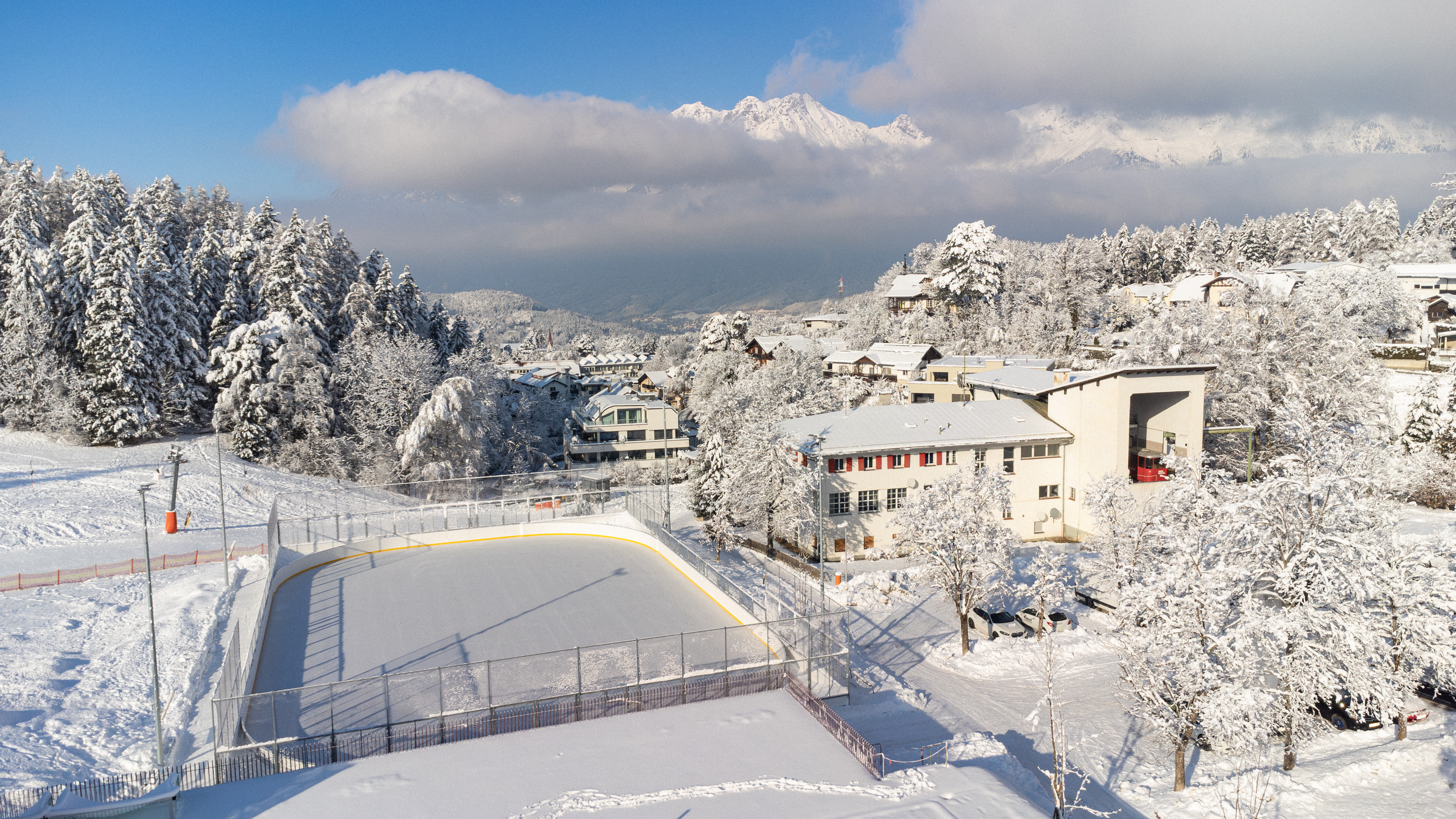 In Igls (Zimmerwiese) sowie auf den städtischen Plätzen vor dem Sillpark, am Baggersee sowie in Hötting-West stehen die Eislaufplätze auch über die kommenden Feiertage zur Verfügung.
