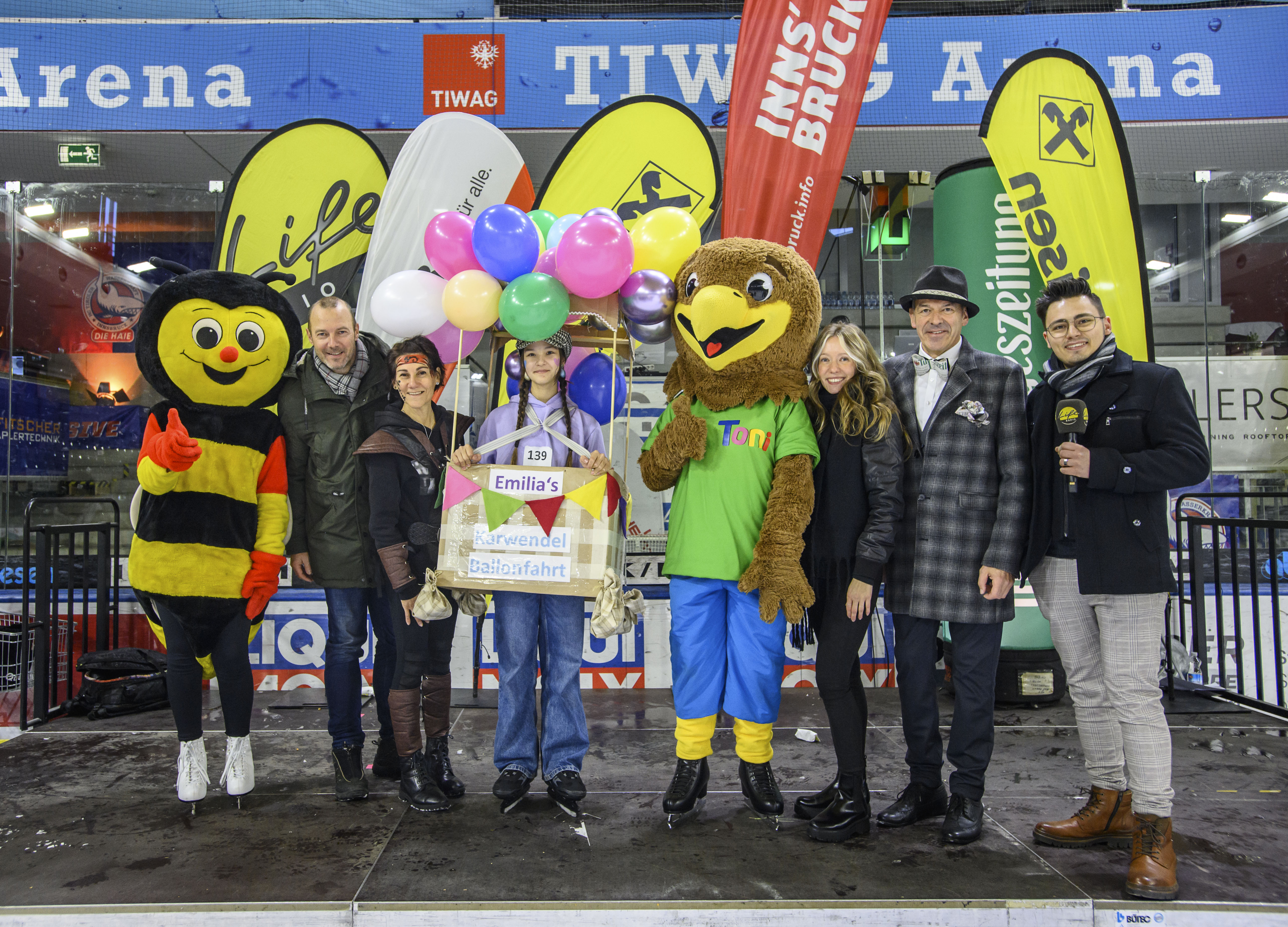 Beim jährlich stattfindenden Kindereisfest der Tiroler Tageszeitung, das in Zusammenarbeit mit der Stadt Innsbruck organisiert wurde, wird der Fasching in allen Facetten zelebriert - auf der Eisfläche der OlympiaWorld. Rund 1000 BesucherInnen - darunter auch Innsbrucks Bürgermeister Georg Willi - freuten sich mit den Kindern über kreative, selbstgebastelte Kostüme, die am Ende feierlich prämiert wurden.