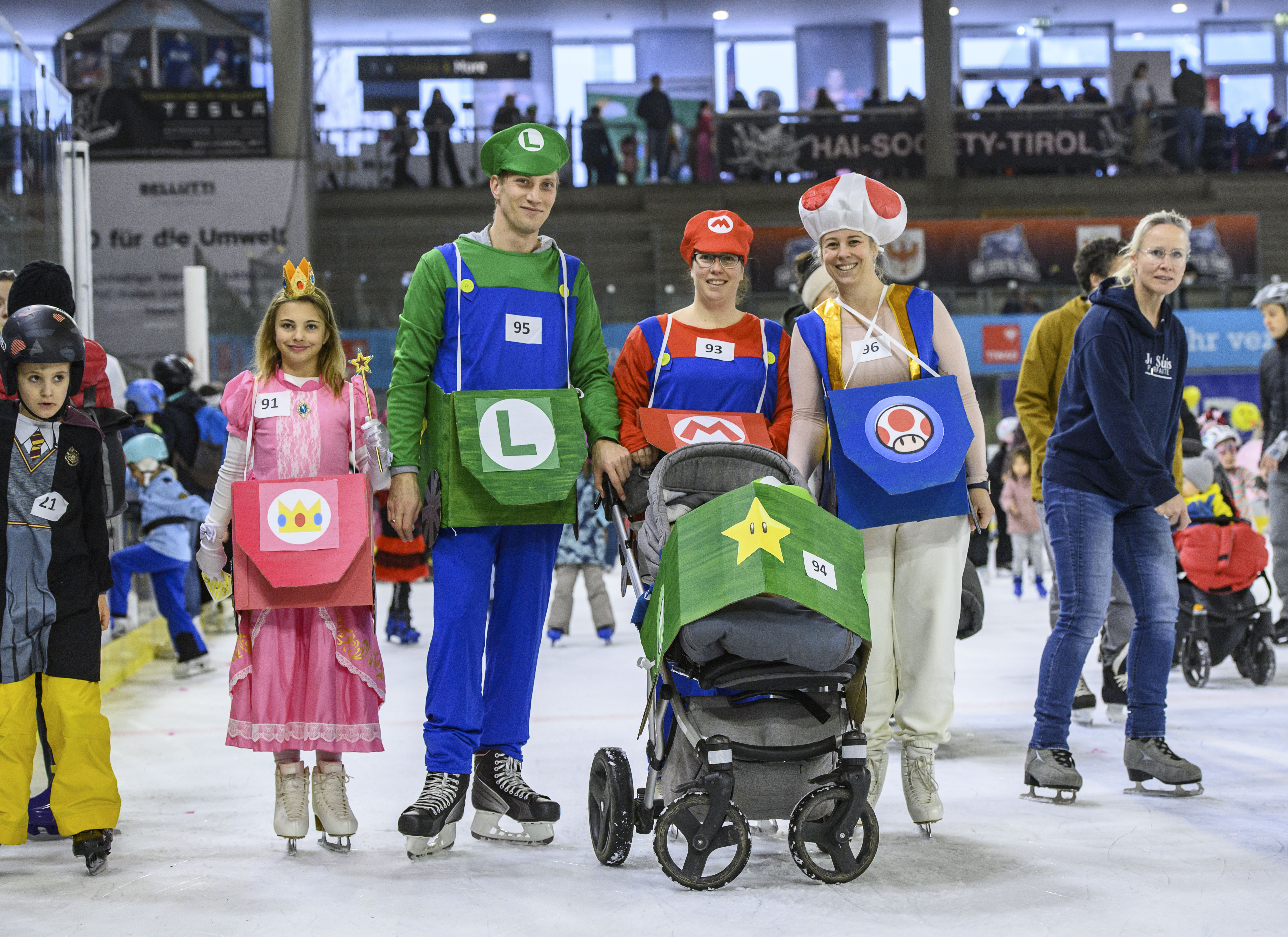 Beim jährlich stattfindenden Kindereisfest der Tiroler Tageszeitung, das in Zusammenarbeit mit der Stadt Innsbruck organisiert wurde, wird der Fasching in allen Facetten zelebriert - auf der Eisfläche der OlympiaWorld. Rund 1000 BesucherInnen - darunter auch Innsbrucks Bürgermeister Georg Willi - freuten sich mit den Kindern über kreative, selbstgebastelte Kostüme, die am Ende feierlich prämiert wurden.