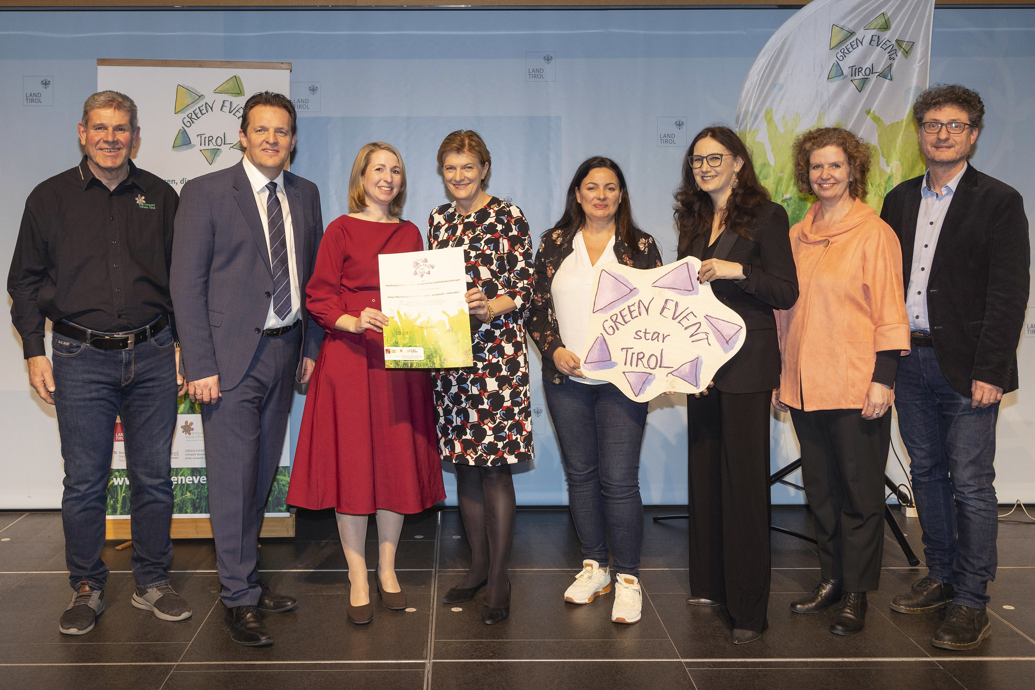 Der Kaiser-Maximilian-Preis wurde mit dem Green Event Tirol Star ausgezeichnet. Am Bild (v.l.): Michael Kneisl (Umweltverein Tirol), Landesrat René Zumtobel, Cornelia Kößler (Referat Außenbeziehungen), Stadträtin Christine Oppitz-Plörer, Katrin Heiß (Referat Außenbeziehungen) Amtsleiterin Miriam Kröll, Magistratsdirektorin Gabriele Herlitschka und Andrä Stigger (Klimabündnis Tirol)