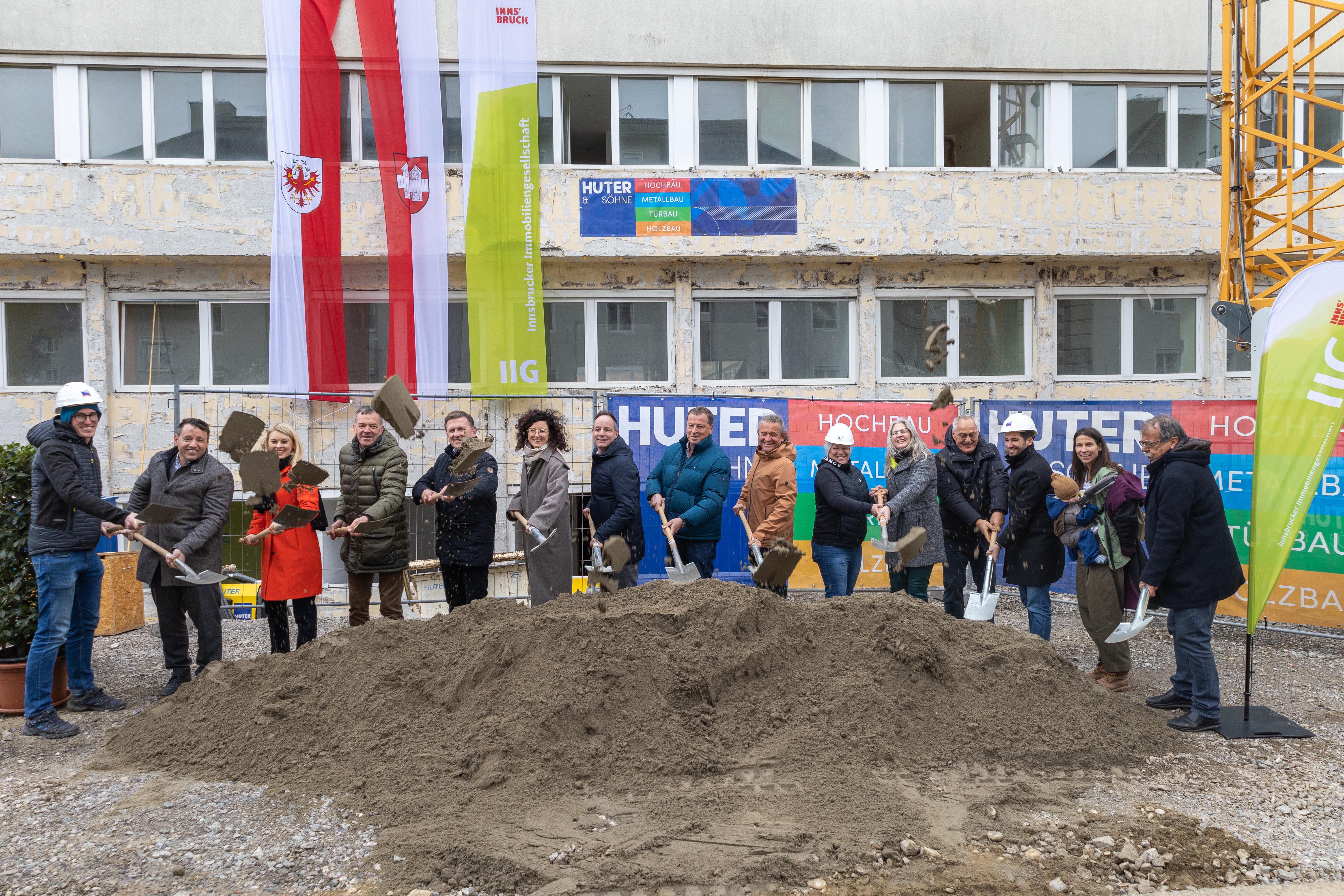 Bauen für gewaltbetroffene Frauen sowie Kinder und Jugendliche die in schwierigen Verhältnissen aufwachsen: Ende Februar wurde der feierliche Spatenstich am Domanigweg 2 im Stadtteil Amras begangen.