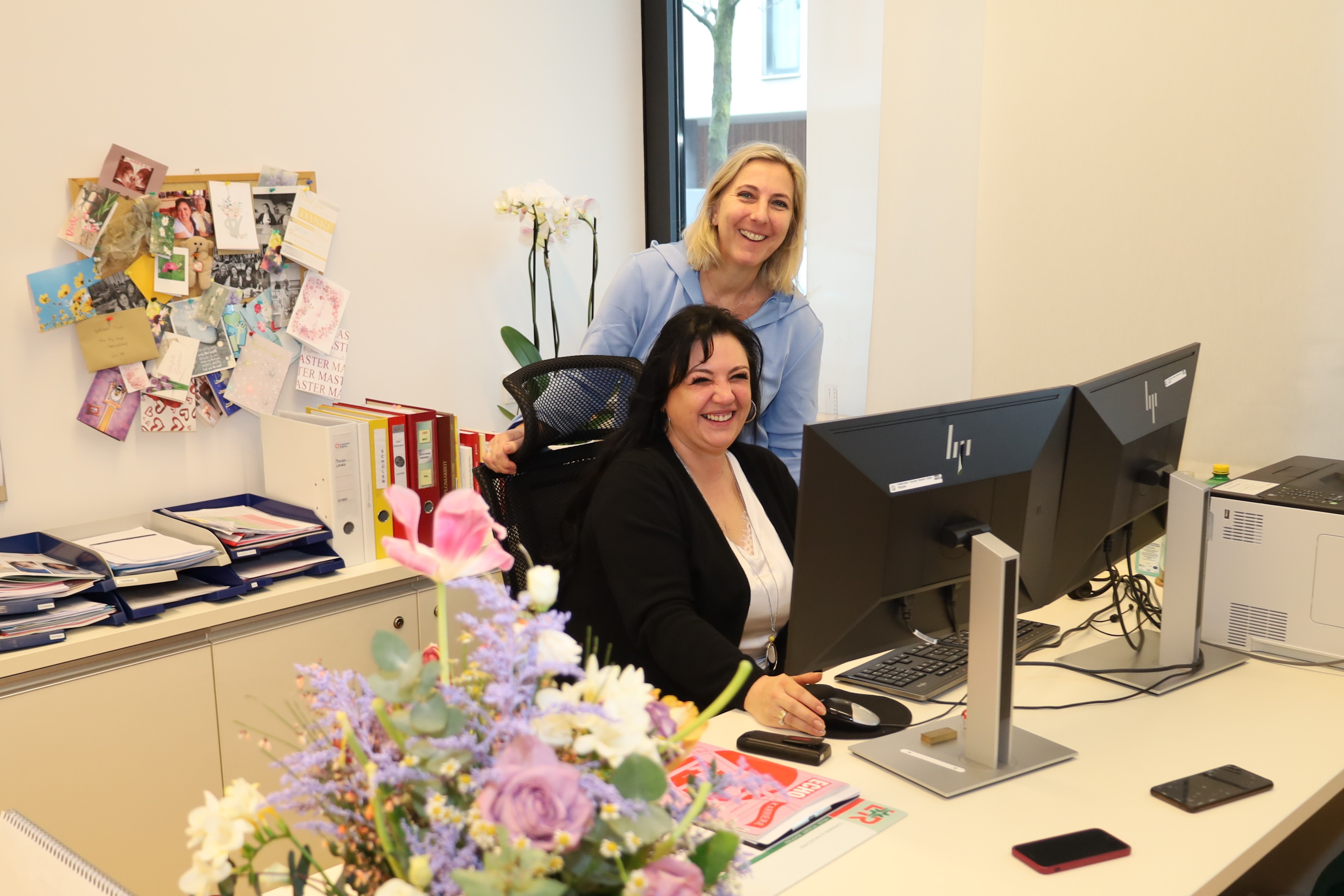 Zwei Powerfrauen leiten das Wohnheim Tivoli: Pflegedienstleiterin Luzia Knapp und Heimleiterin Claudia Ellmerer (stehend).