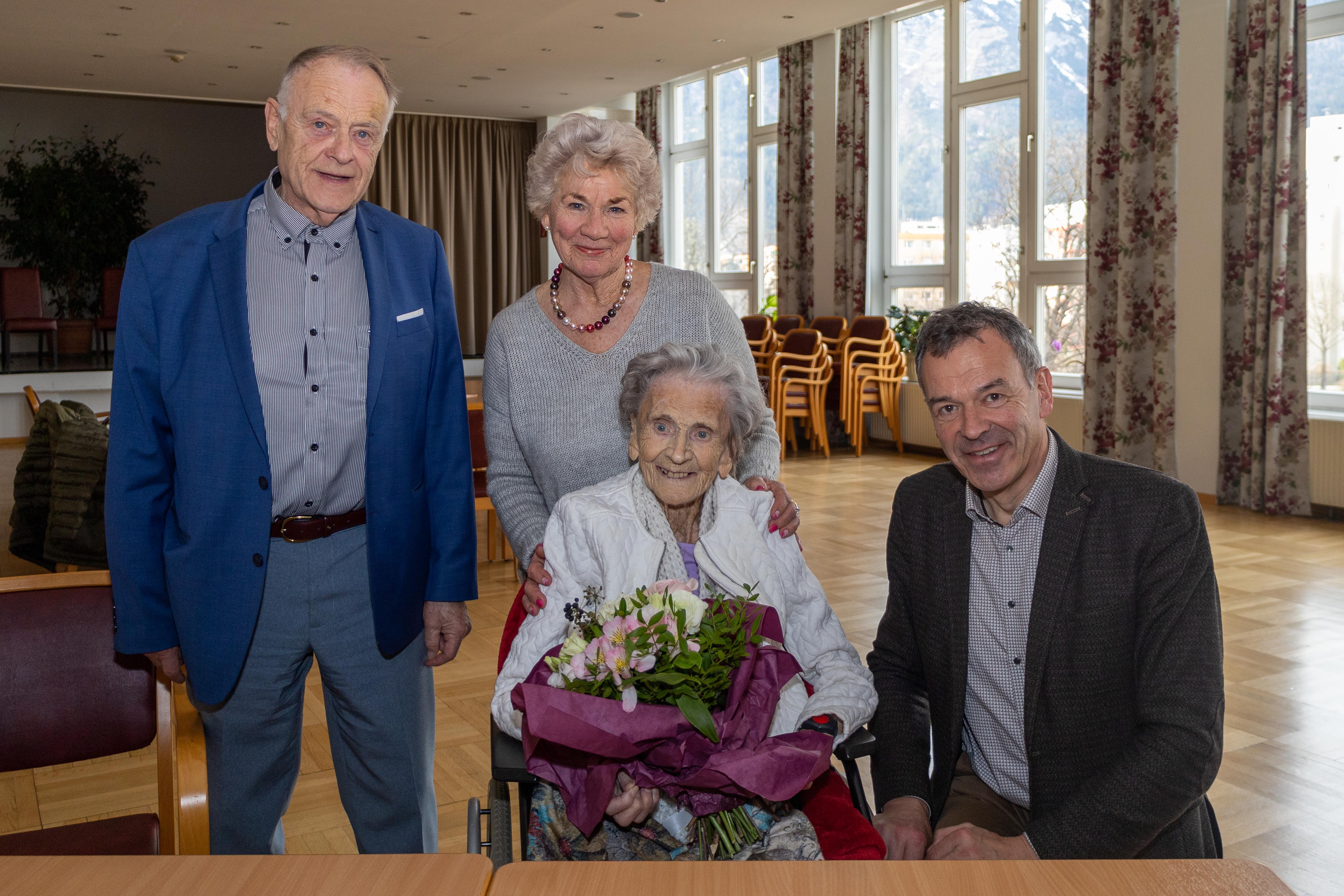 Bürgermeister Georg Willi gratulierte der lebensfrohen Jubilarin Ilse Plank im Beisein ihres Sohnes Rolf und Schwiegertochter Brigitte Plank zum 101. Geburtstag.
