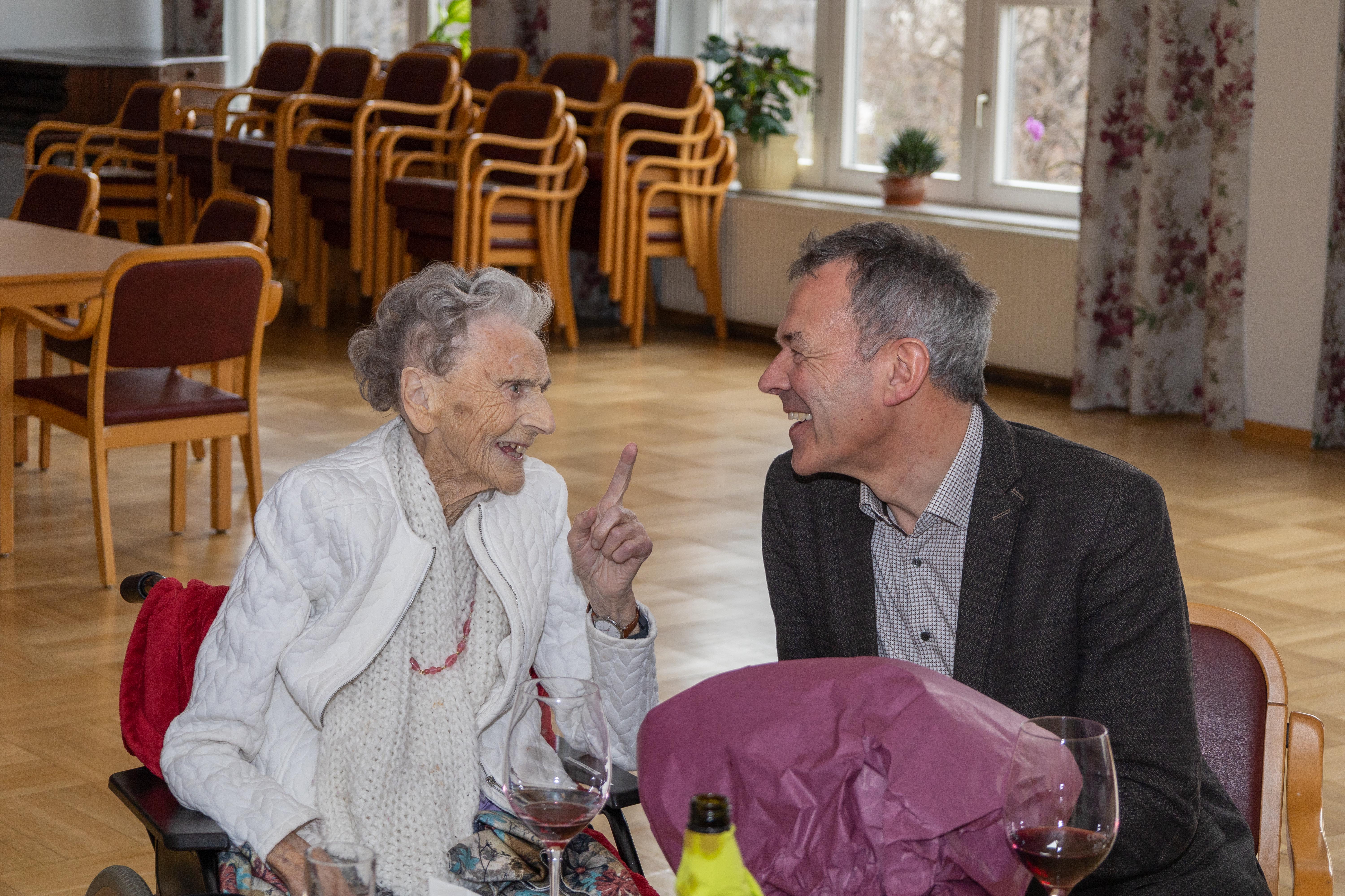 Bürgermeister Georg Willi und die Jubilarin haben sich bestens unterhalten.