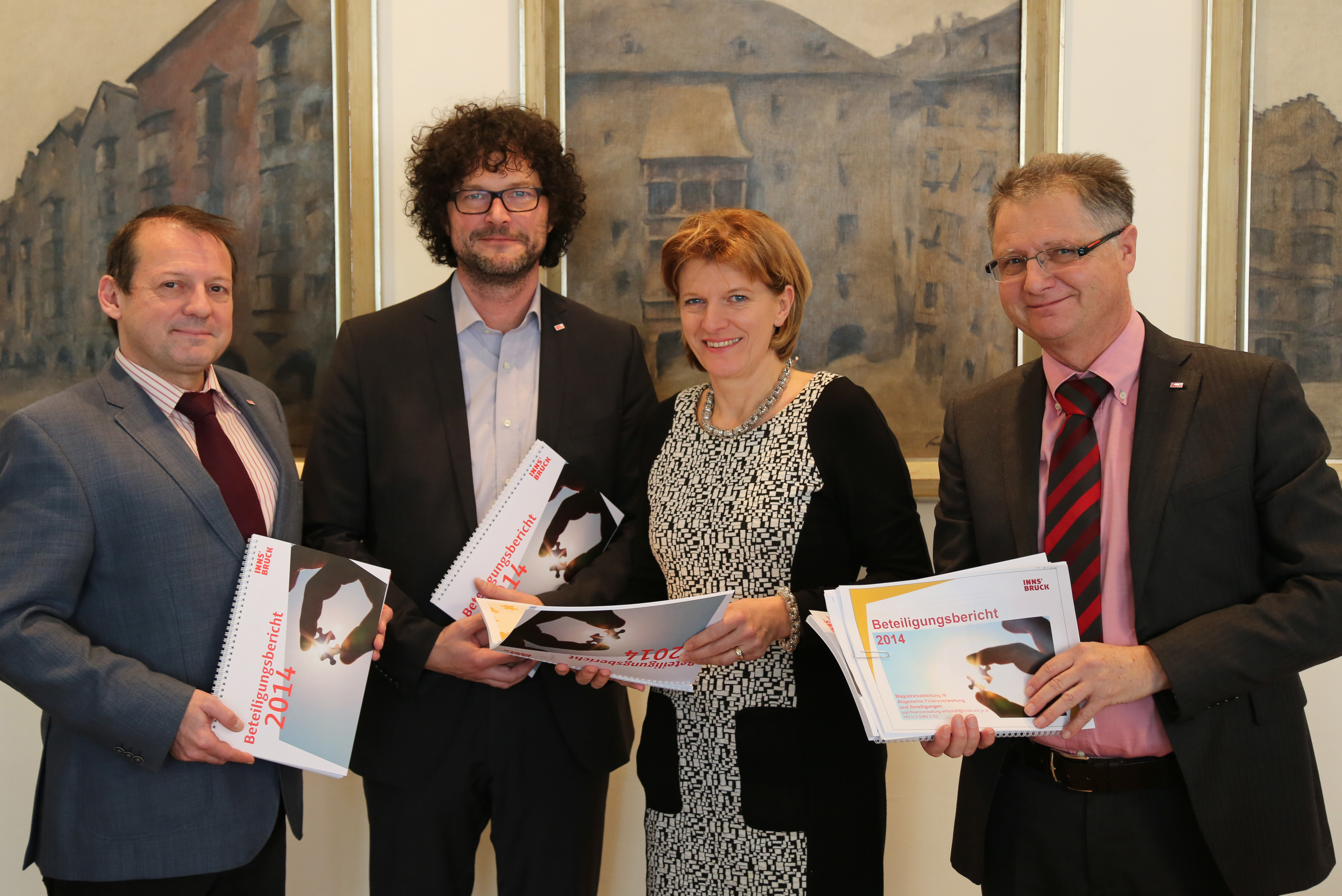 Bürgermeisterin  Christine Oppitz-Plörer präsentierte gemeinsam mit Tomas Joos (Allgem. Finanzverwaltung und Beteiligungen), Thomas Pühringer (Finanzdirektor) und Hannes Verdross (Abteilungsleiter-Stellvertreter Allgem. Finanzverwaltung und Beteilungen, v.l.n.r) den Beteiligungsbericht 2014.