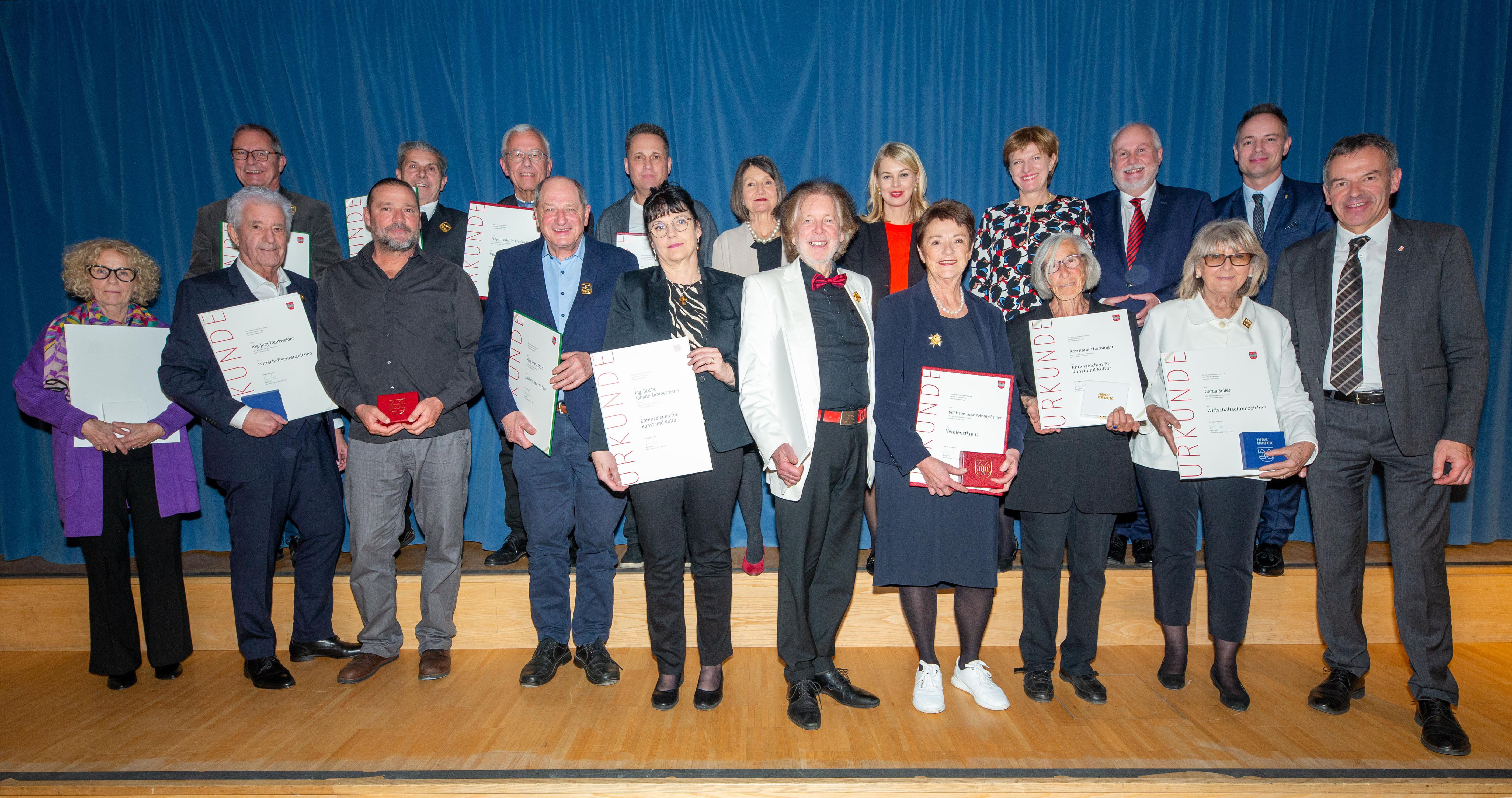 (2.R., v.l.n.r.) Wolfgang Begus, Johann Steixner, Propst Florian Huber, Heinz Sporschill, Stadträtin Uschi Schwarzl, Stadträtin Elisabeth Mayr, Stadträtin Christine Oppitz-Plörer, Vizebürgermeister Andreas Wanker und Vizebürgermeister Markus Lassenberger, (1.R., v.l.n.r.) Gertraud Kopp, Jörg Trenkwalder, Andreas Sporschill, Franz Stelzl, Sigrid Zimmermann, Siegfried Parth, Marie-Luise Pokorny-Reitter, Rosa Thüminger, Gerda Seiler und Bürgermeister Georg Willi beim Ehrungsabend der Stadt Innsbruck.