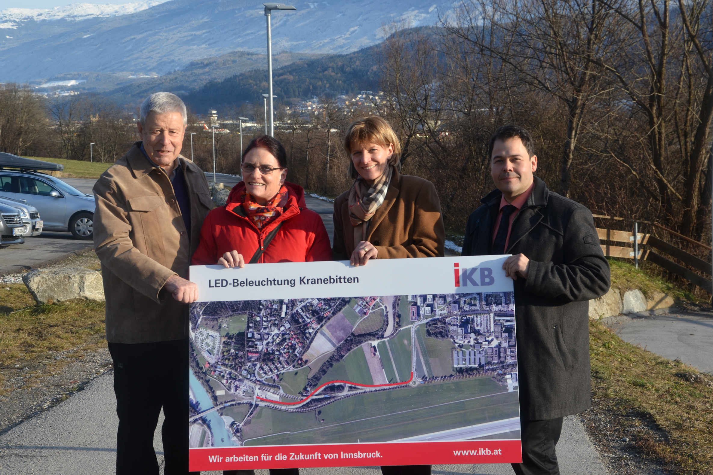 Stellten das neue Beleuchtungskonzept vor: (v.l.) Hansjörg Schiestl und Hilde Auer (beide Initiative Lebensraum Kranebitten), Bürgermeisterin Christine Oppitz-Plörer und Roland Tiwald (Strom-Netz-Geschäftsbereichsleiter der IKB)