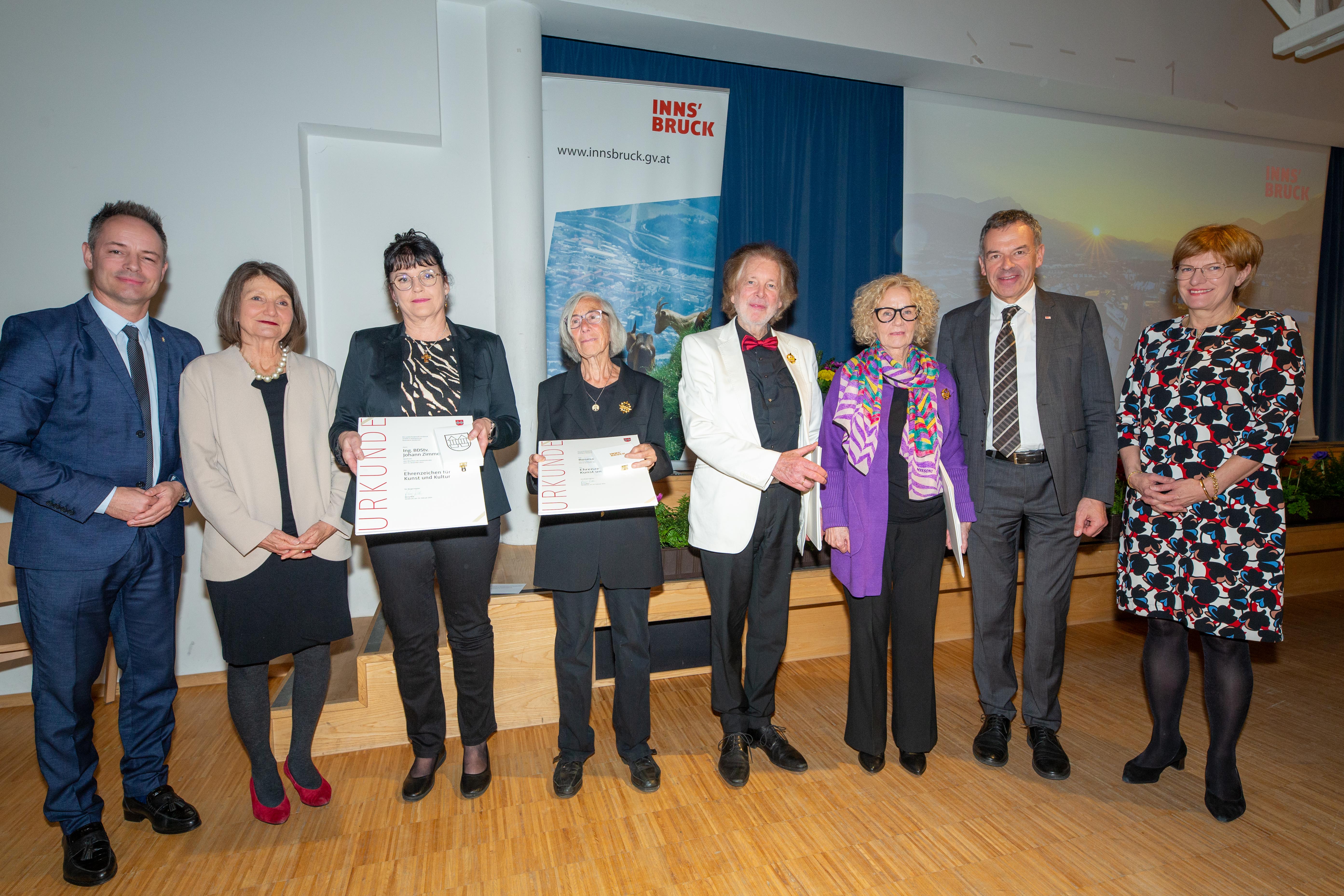 Vizebürgermeister Markus Lassenberger, Stadträtin Uschi Schwarzl, Bürgermeister Georg Willi (2.v.r.) und Stadträtin Christine Oppitz-Plörer (r.) verliehen das städtische Ehrenzeichen für Kunst und Kultur an Johann Zimmermann (posthum, entgegengenommen von Sigrid Zimmermann, 3.v.l.), Rosa Thüminger (4.v.l.), Siegfried Parth (5.v.l.) und Gertraud Kopp (6.v.l.).