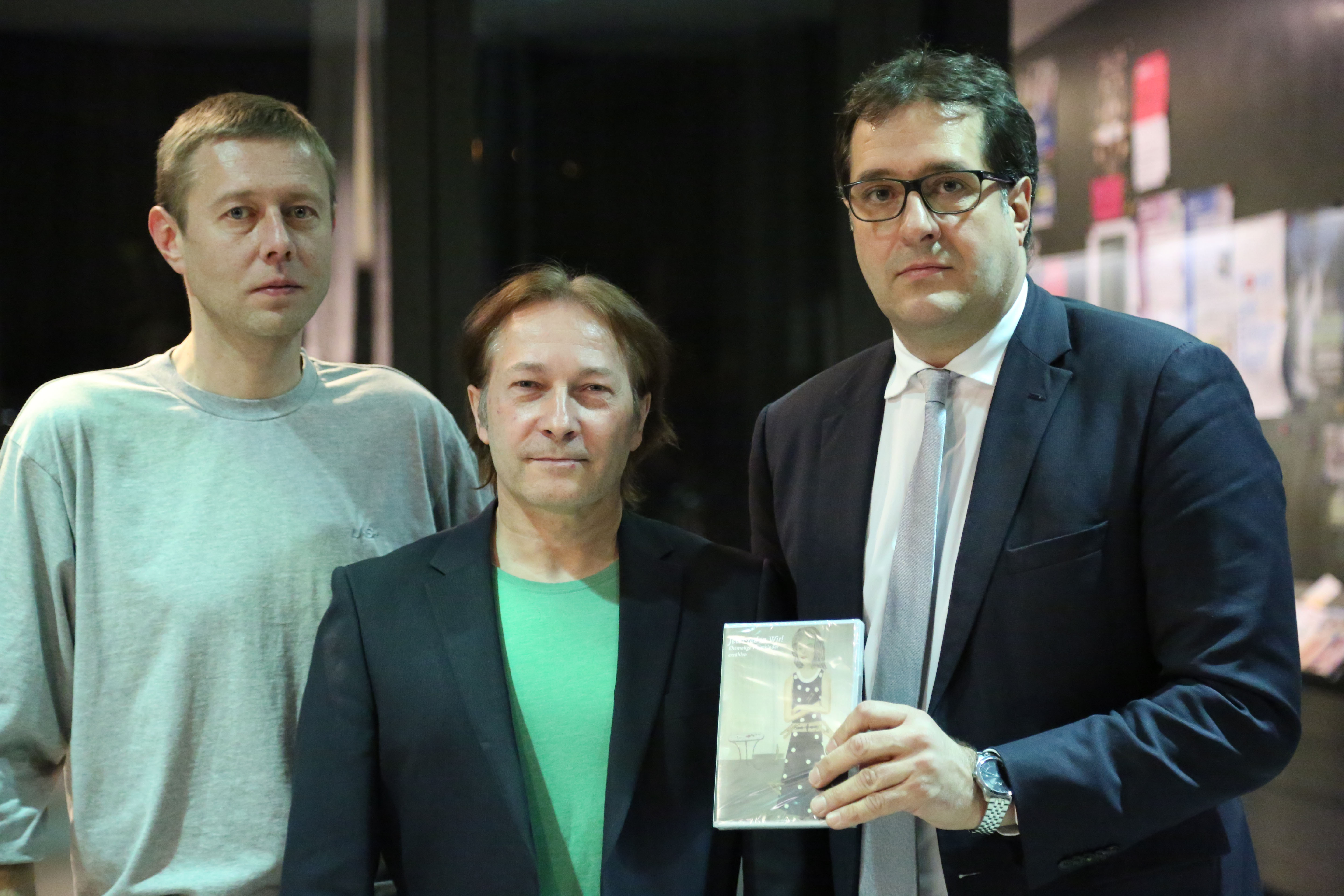 Stadtrat Franz Xaver Gruber zeigte sich nach der Präsentation des Filmprojekts „Jetzt reden Wir!“ von Horst Schreiber und Christian Kuen (v.r.) beeindruckt.