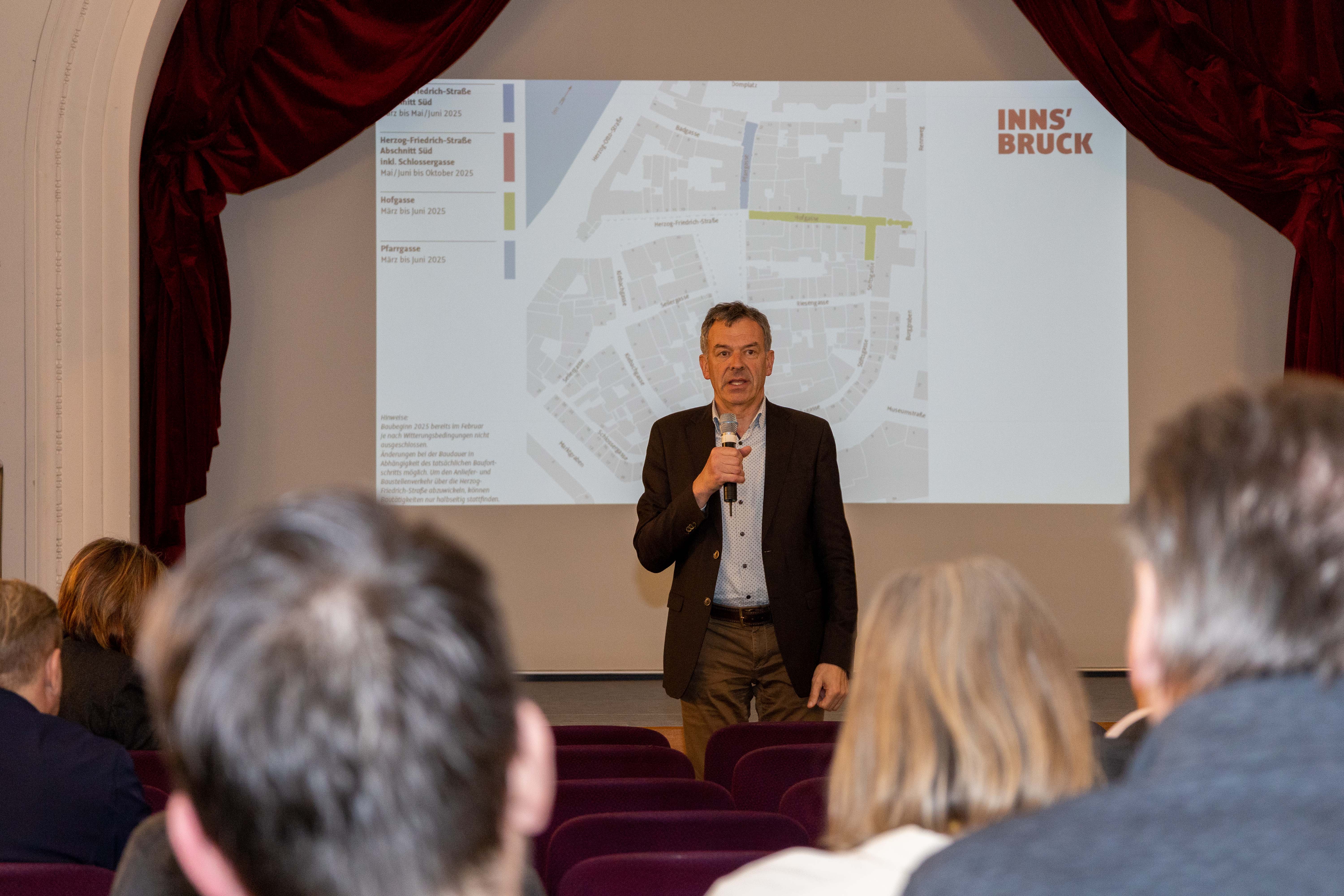 Offener Dialog ist wichtig: Bürgermeister Georg Willi tauschte sich mit den Wirtschaftstreibenden aus und beantwortete die Fragen der Betroffenen.