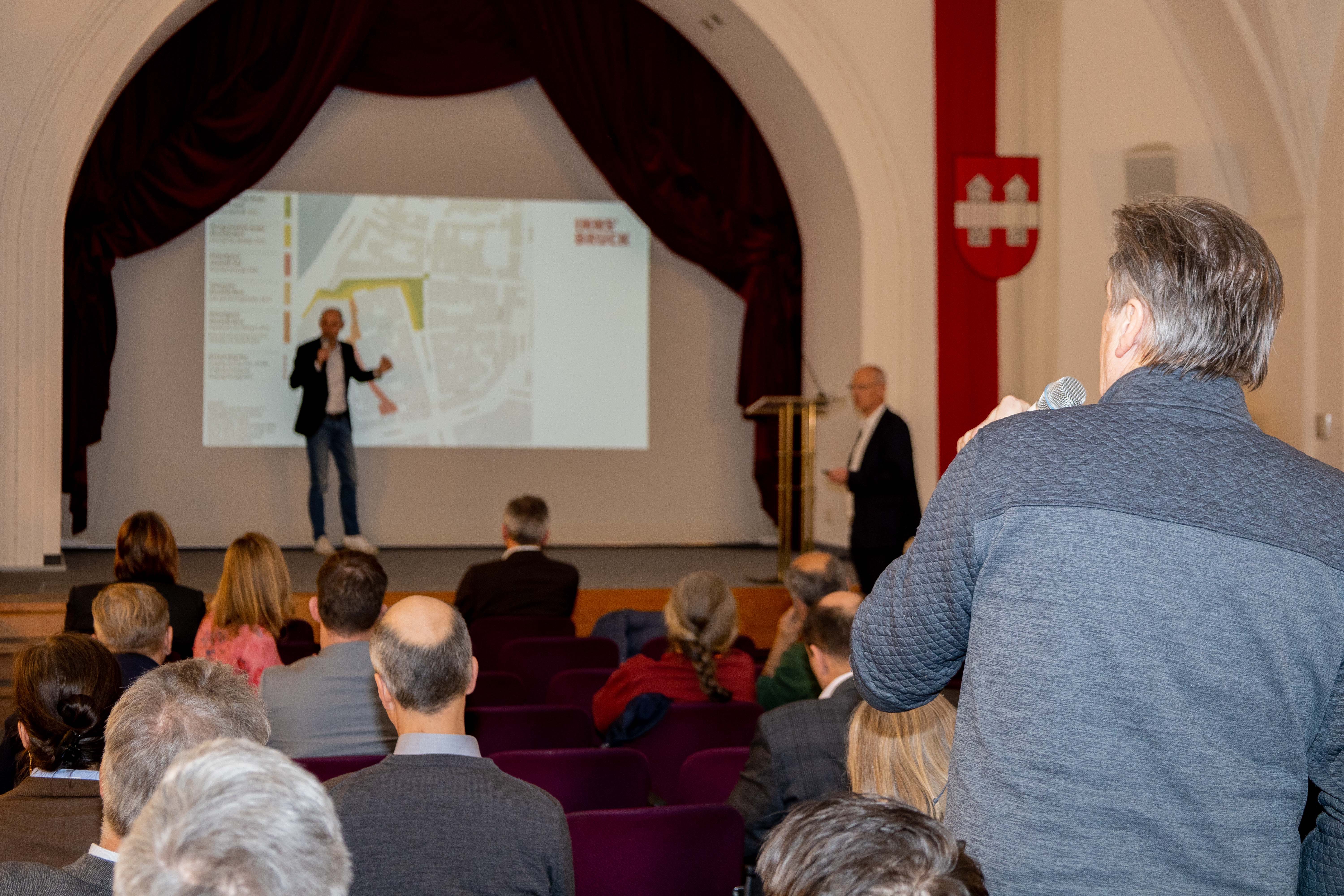 Mitarbeitende der Verwaltung sowie der bauausführenden Firma standen Rede und Antwort.