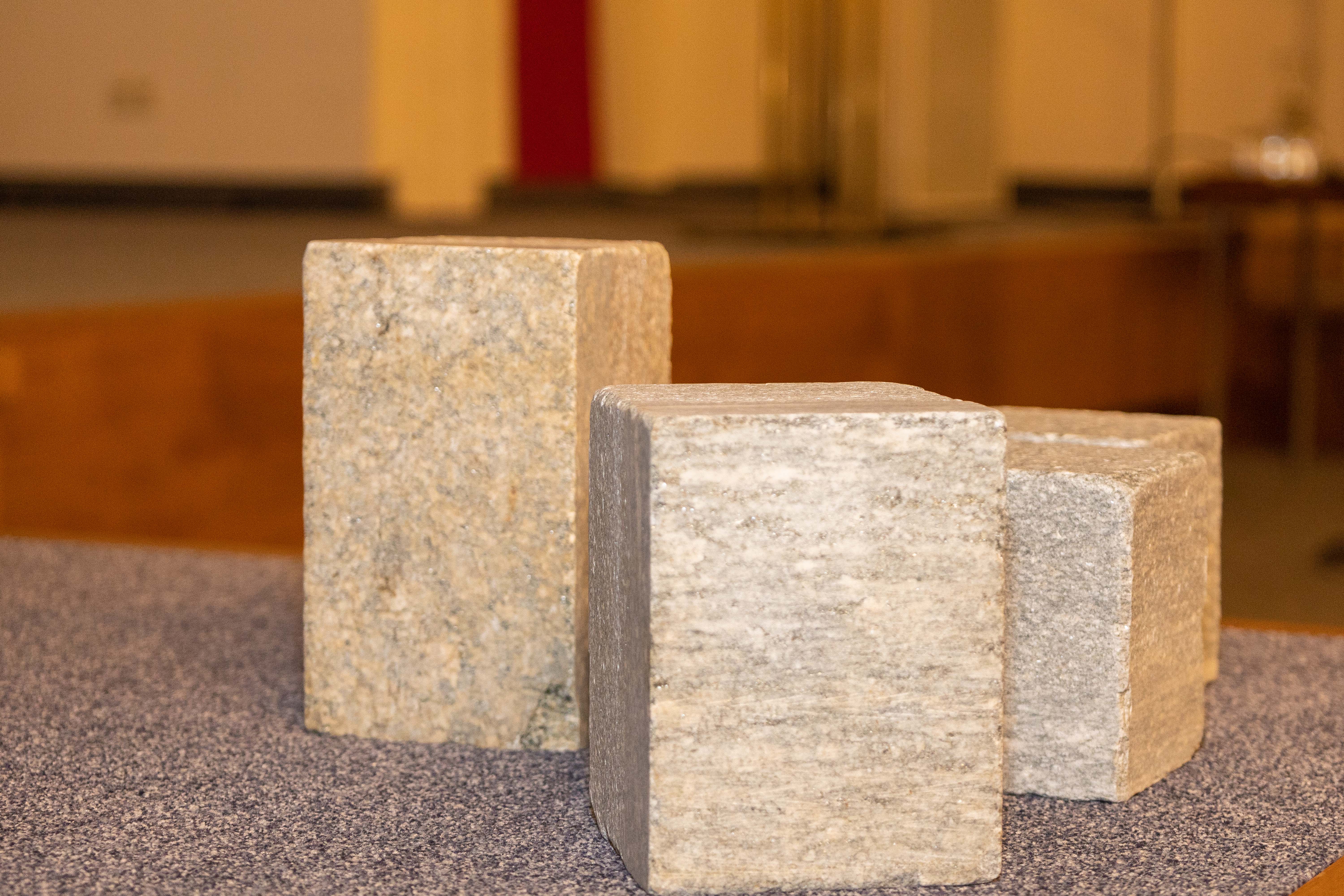 Etwa 7.500 Quadratmeter Oberfläche werden mit dem Naturstein „Luserna Gneis“ gepflastert.