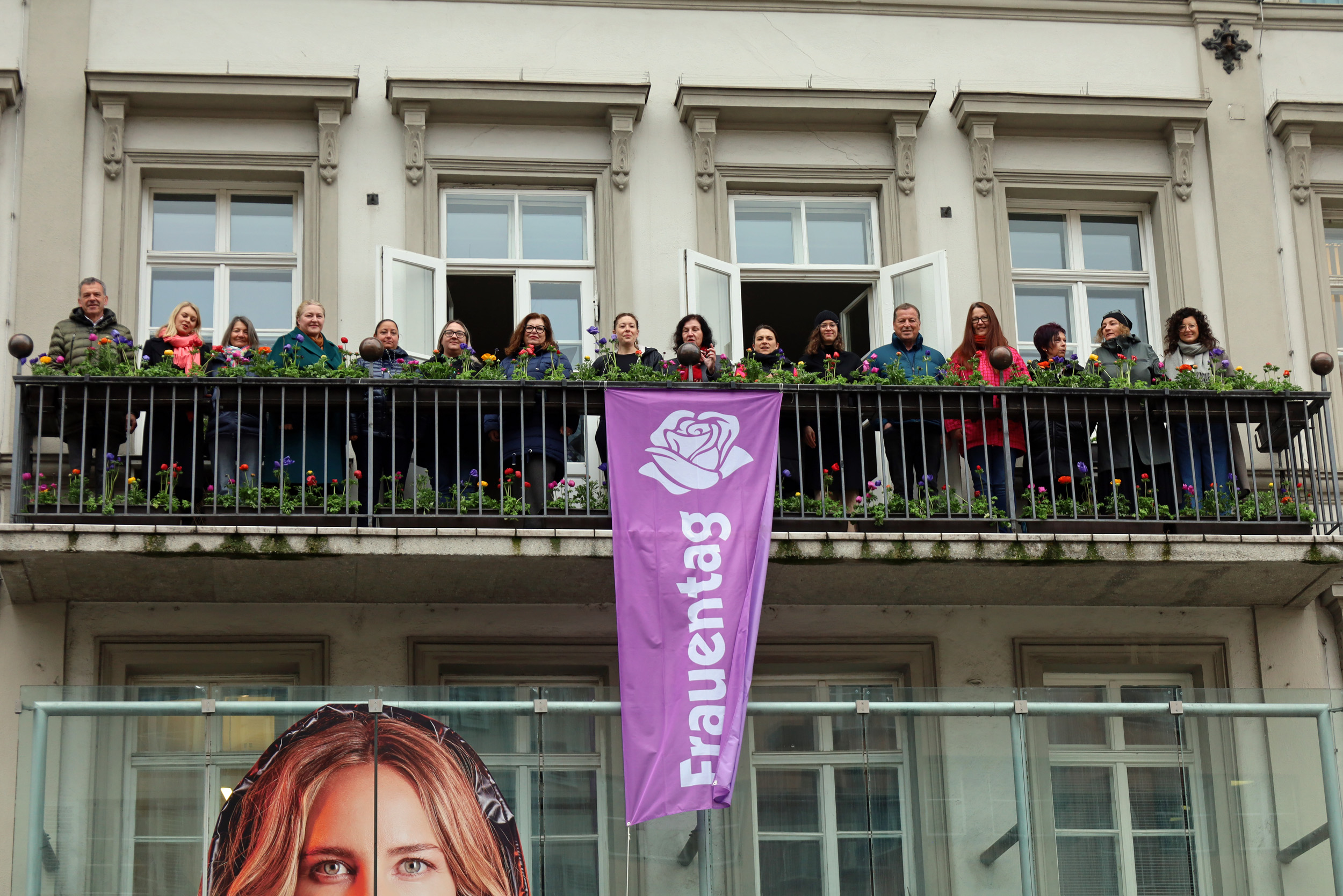 Bürgermeister Georg Willi (l.), Stadträtin Elisabeth Mayr (2.v.l.), Stadträtin Uschi Schwarzl (3.v.l.), VertreterInnen des Gemeinderates sowie verschiedener Frauenorganisationen hissten gemeinsam mit Referatsleiterin Uschi Klee (3.v.r.) die Fahne am Innsbrucker Rathaus.