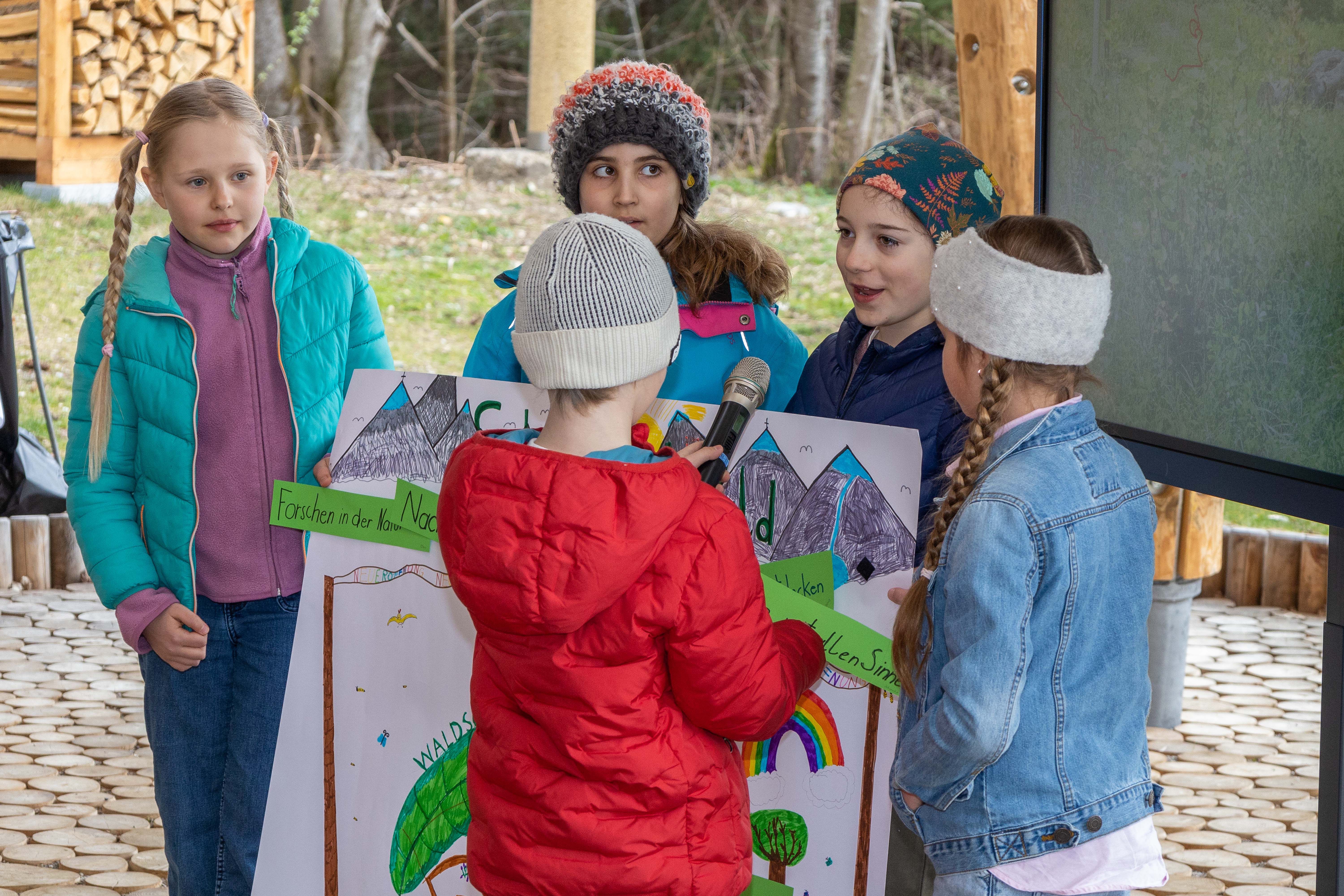 Wie ein junger Reporter stellte ein Schüler seinen MitschülerInnen bei der Eröffnung Fragen, welche Lerninhalte sie sich zukünftig vor Ort erwarten.