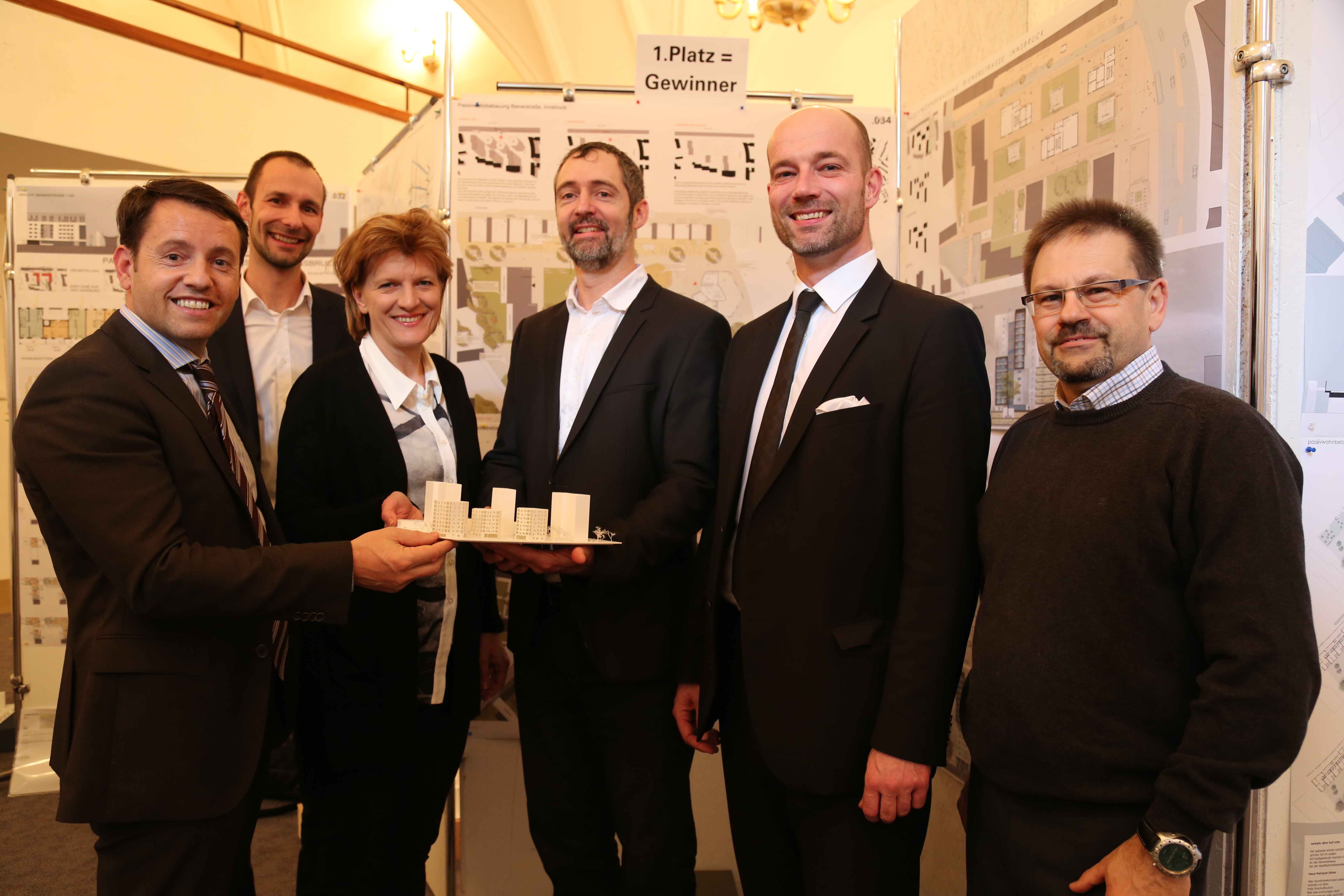 Das Siegerprojekt konnte in allen Punkten, aber vor allem durch die Wohnlichkeit begeistern: (v.l.) Franz Danler und Georg Preyer (IIG), Bürgermeisterin Christine Oppitz-Plörer, Architekt Peter Larcher, Stephan Krimbacher und Peter Hertscheg (WE).
