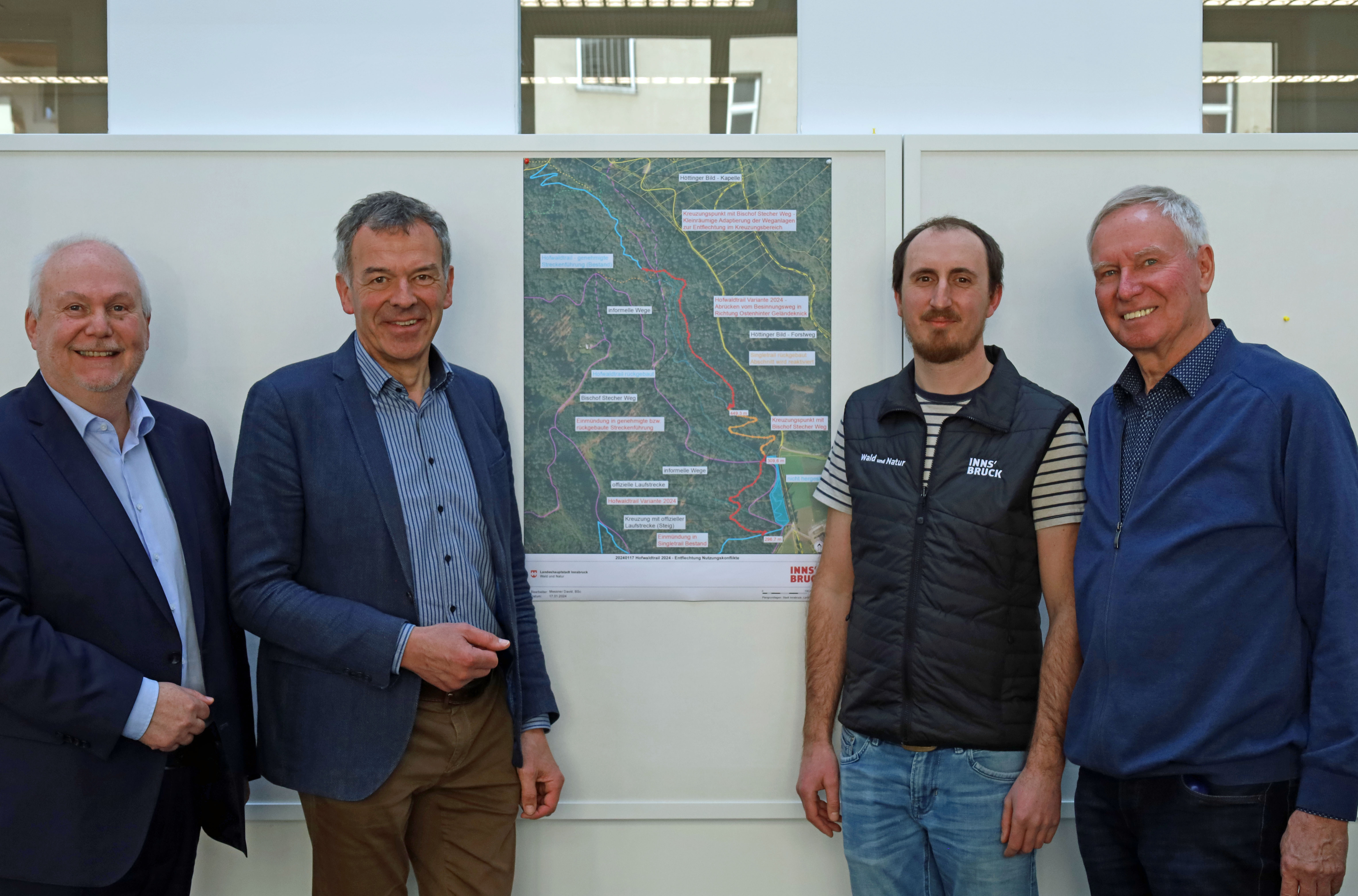Bürgermeister Georg Willi (2.v.l.), Vizebürgermeister Andreas Wanker (l.), Referent David Messner (2.v.r.) und Schriftführer Meinhard Egger (Bischof-Stecher-Gedächtnisverein) präsentieren die gemeinsame Lösung für den Hofwald-Trail.