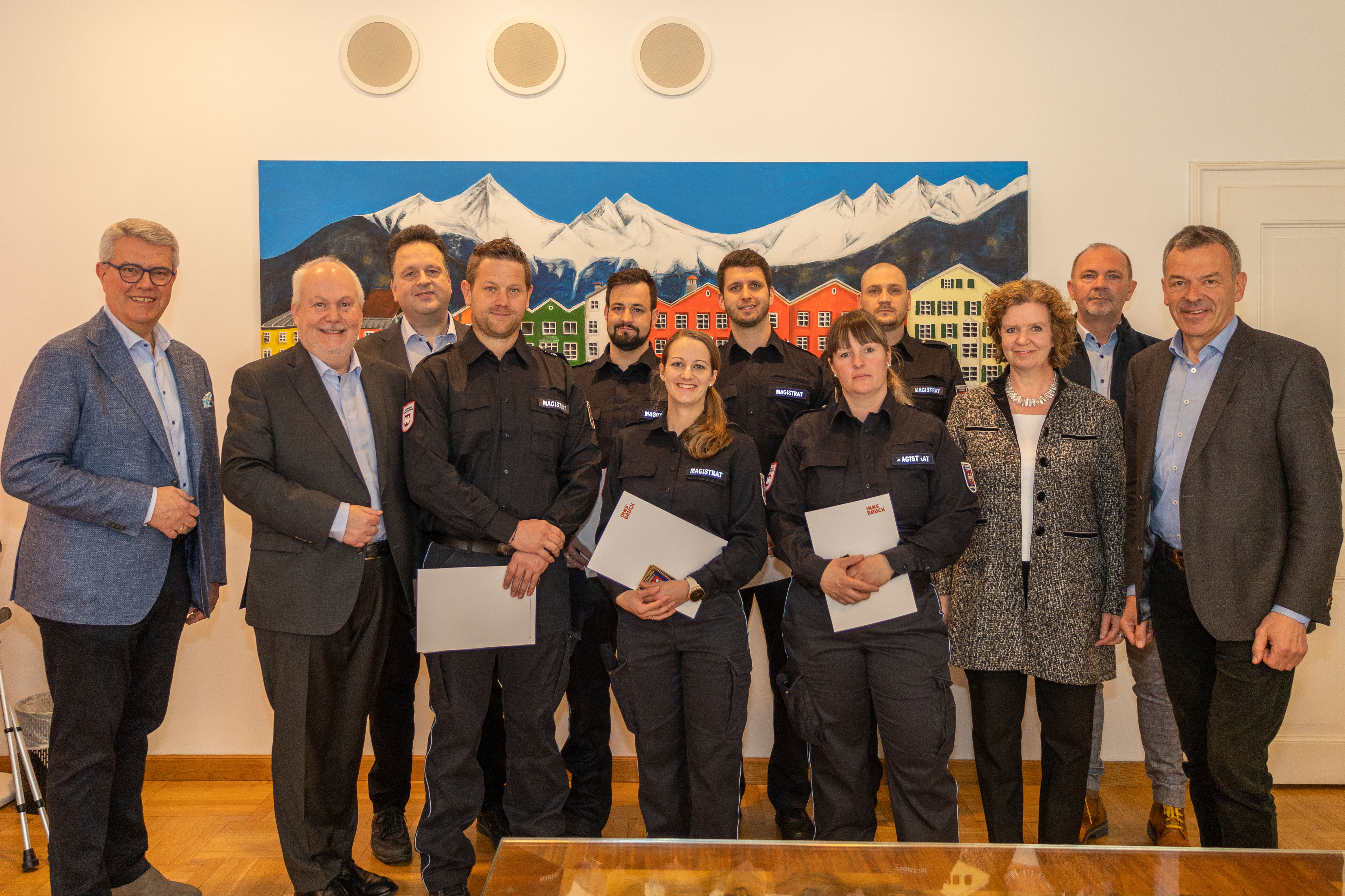 Innsbrucks Bürgermeister Georg Willi (r.), der für Sicherheit zuständige Vizebürgermeister Andreas Wanker (2. v. l.), Magistratsdirektorin Gabriele Herlitschka (3. v. r.), der Leiter der Magistratsabteilung II, Mag. Ferdinand Neu (l.), Amtsvorstand Ing. Christian Schneider (Allgemeine Sicherheit und Veranstaltungen, 3. v. l.) und Referatsleiter Thomas Koland (Öffentliche Ordnung, 2. v. r.) gratulieren den öffentlichen Aufsichtsorganen zu ihrer neuen Funktion.