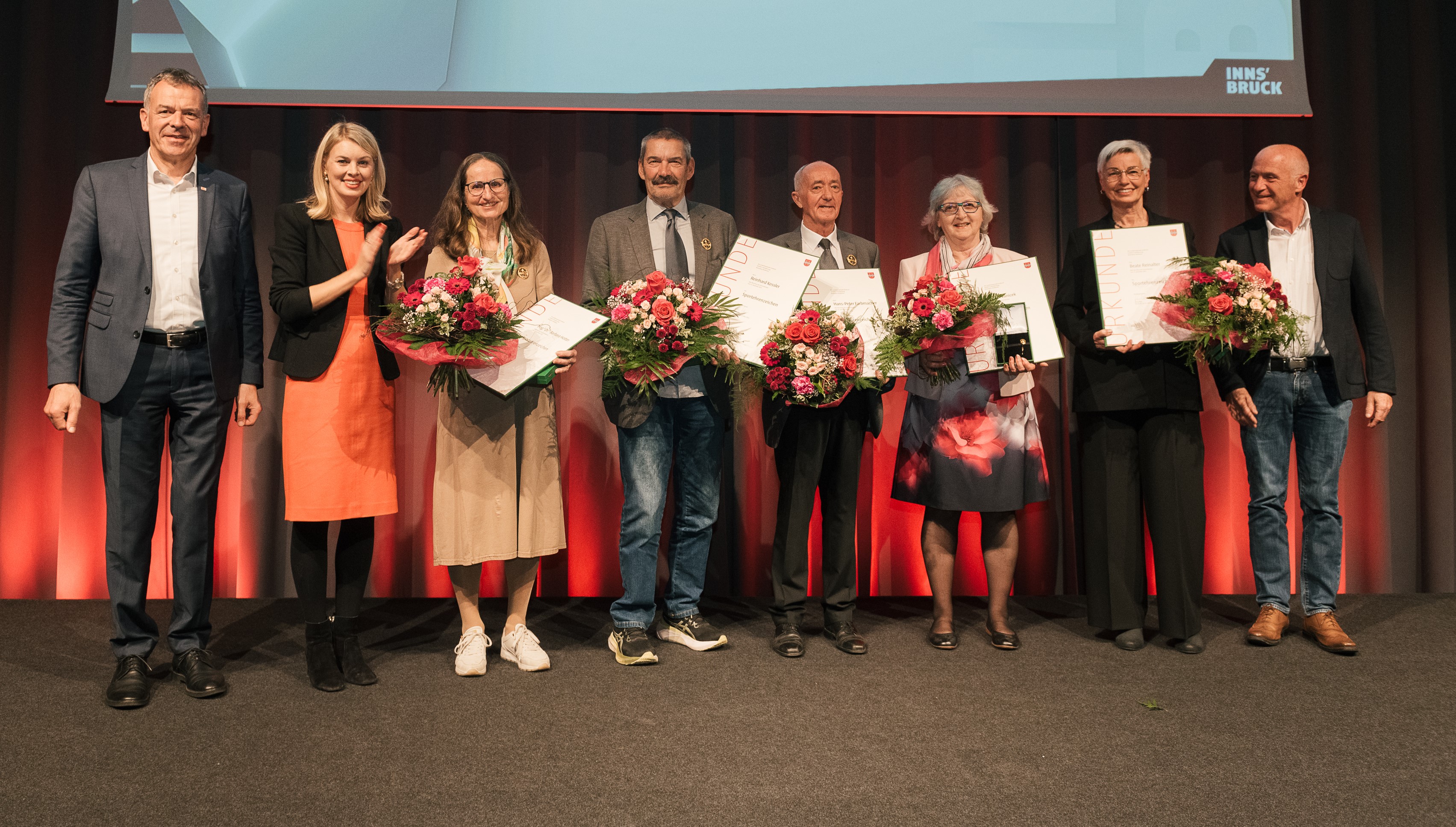 BU: Die Sportehrenzeichen wurden im Zuge der Innsbrucker Sportlerehrung vergeben: Bürgermeister Georg Willi (l.), Sportstadträtin Elisabeth Mayr (2.v.l.) sowie Gemeinderat Kurt Wallasch (r.) gratulierten den Geehrten Barbara Hotter (3.v.l.), Reinhard Kessler (4.v.l.), Hans-Peter Farbmacher (4.v.r.), Regina Vanicek (3.v.r.) und Beate Reinalter (2.v.r.).