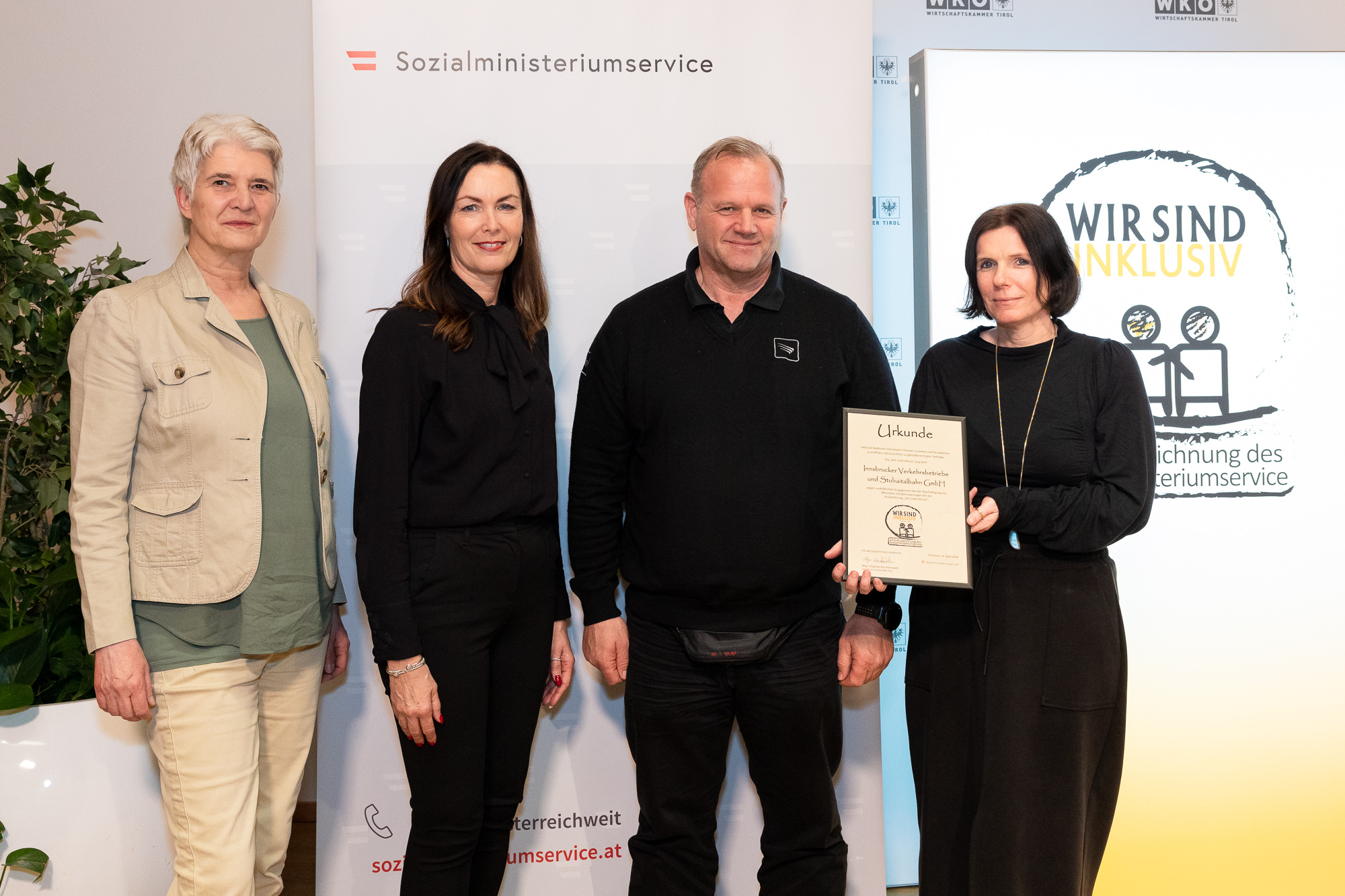 Hohe Auszeichnung für die IVB mit Personalleiterin Birgit Haidacher (2.v.l.), Personalmanagerin Simone Wolfgruber-Röck (r.) und Betriebsrat sowie Behindertenvertrauensperson Armin Haslwanter.