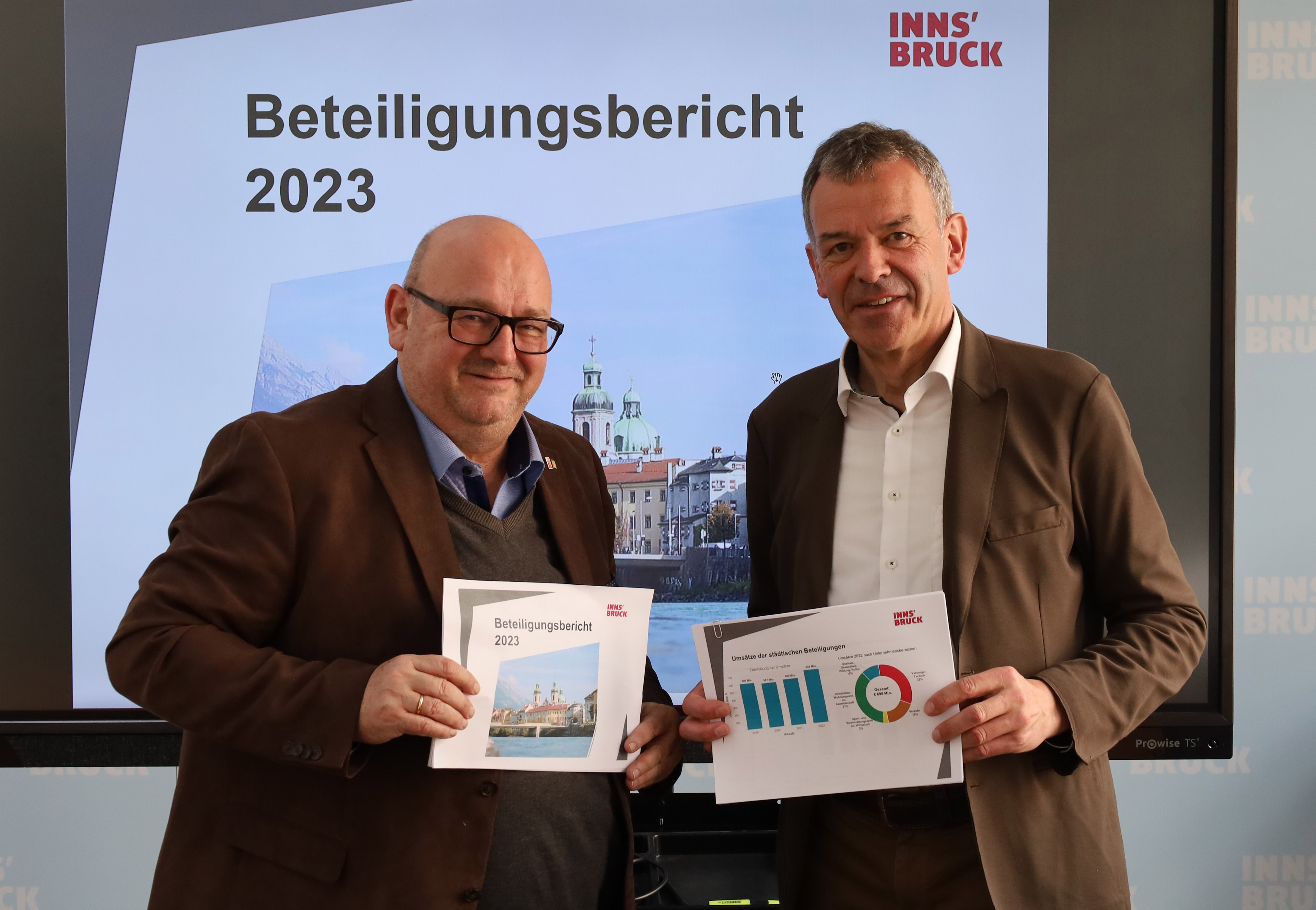 Finanzdirektor Martin Rupprechter und Bürgermeister Georg Willi präsentierten einen Überblick über die Abschlüsse der Tochtergesellschaften im Geschäftsjahr 2022.