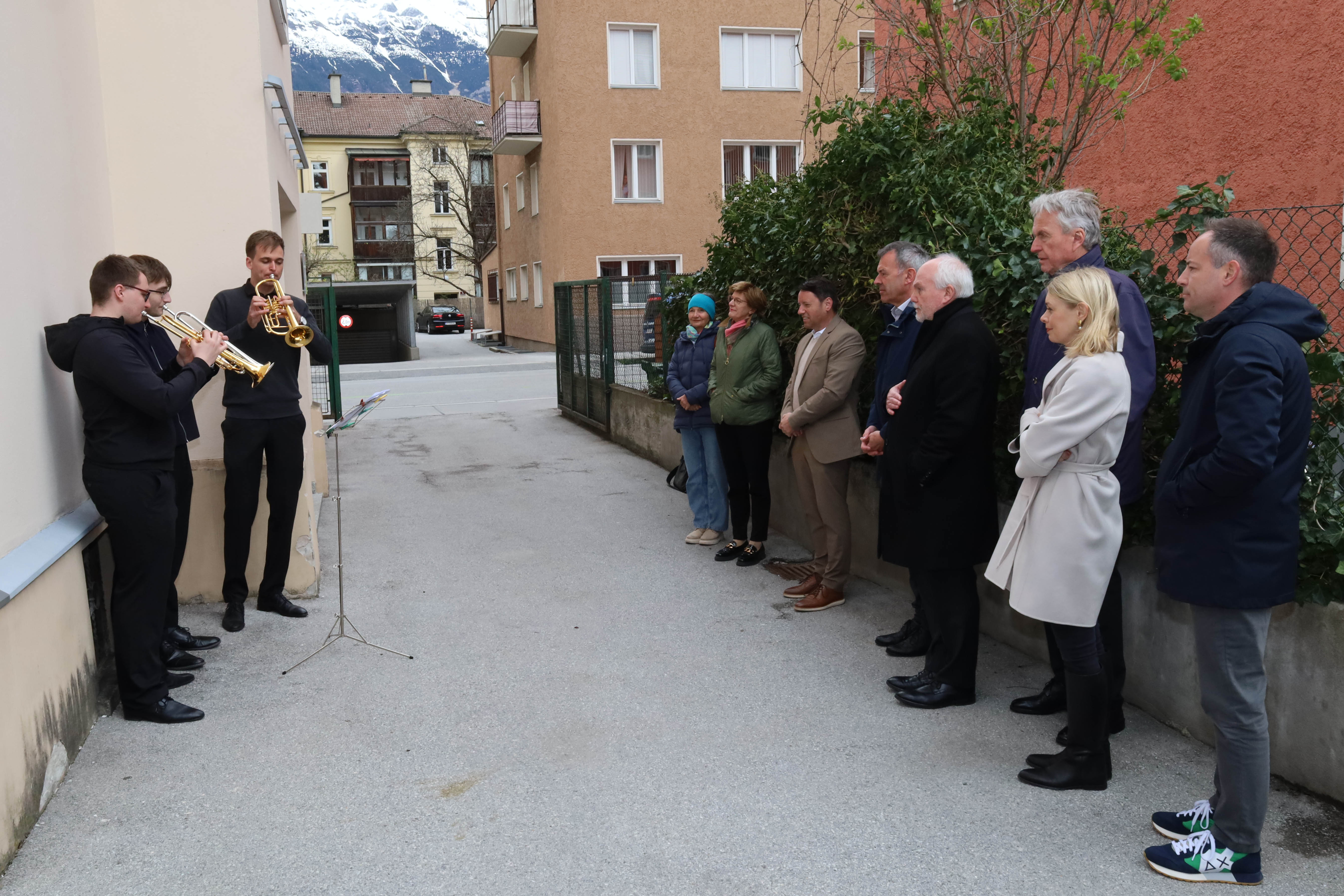 Musikalisch umrahmt wurde der Ehrenakt, dem alle Mitglieder des Stadtsenats beiwohnten, von Trompetern der Musikschule Innsbruck.