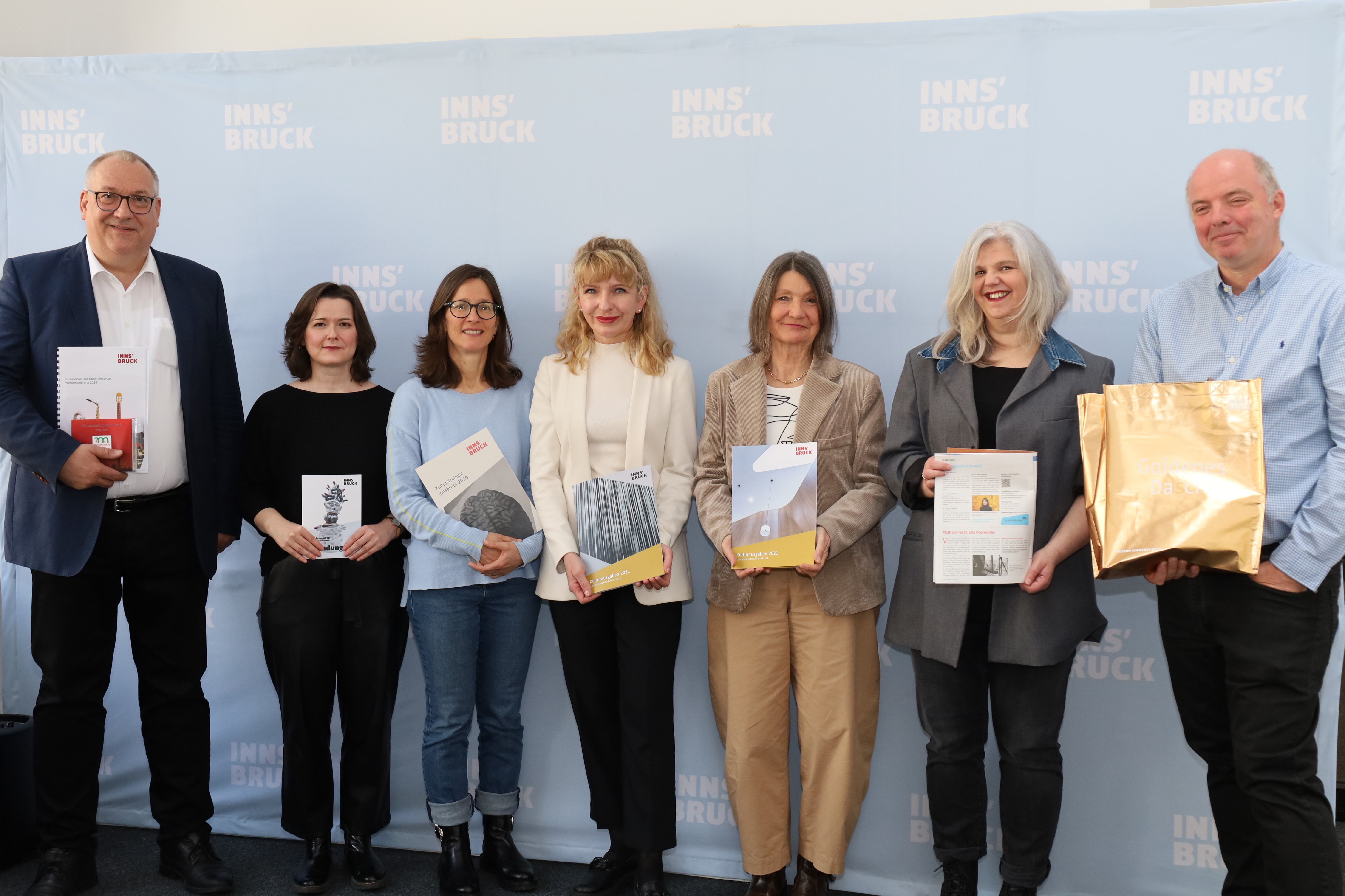 Von der Musikschule über die Bildende Kunst, die Kulturstrategie, die Stadtbibliothek und das Stadtarchiv/Stadtmuseum: Stadträtin Uschi Schwarzl (3. v.r.) und Kulturamtsleiterin Isabelle Brandauer (Mitte) präsentierten gemeinsam mit den ReferentInnen die breite Vielfalt des städtischen Kulturamtes.