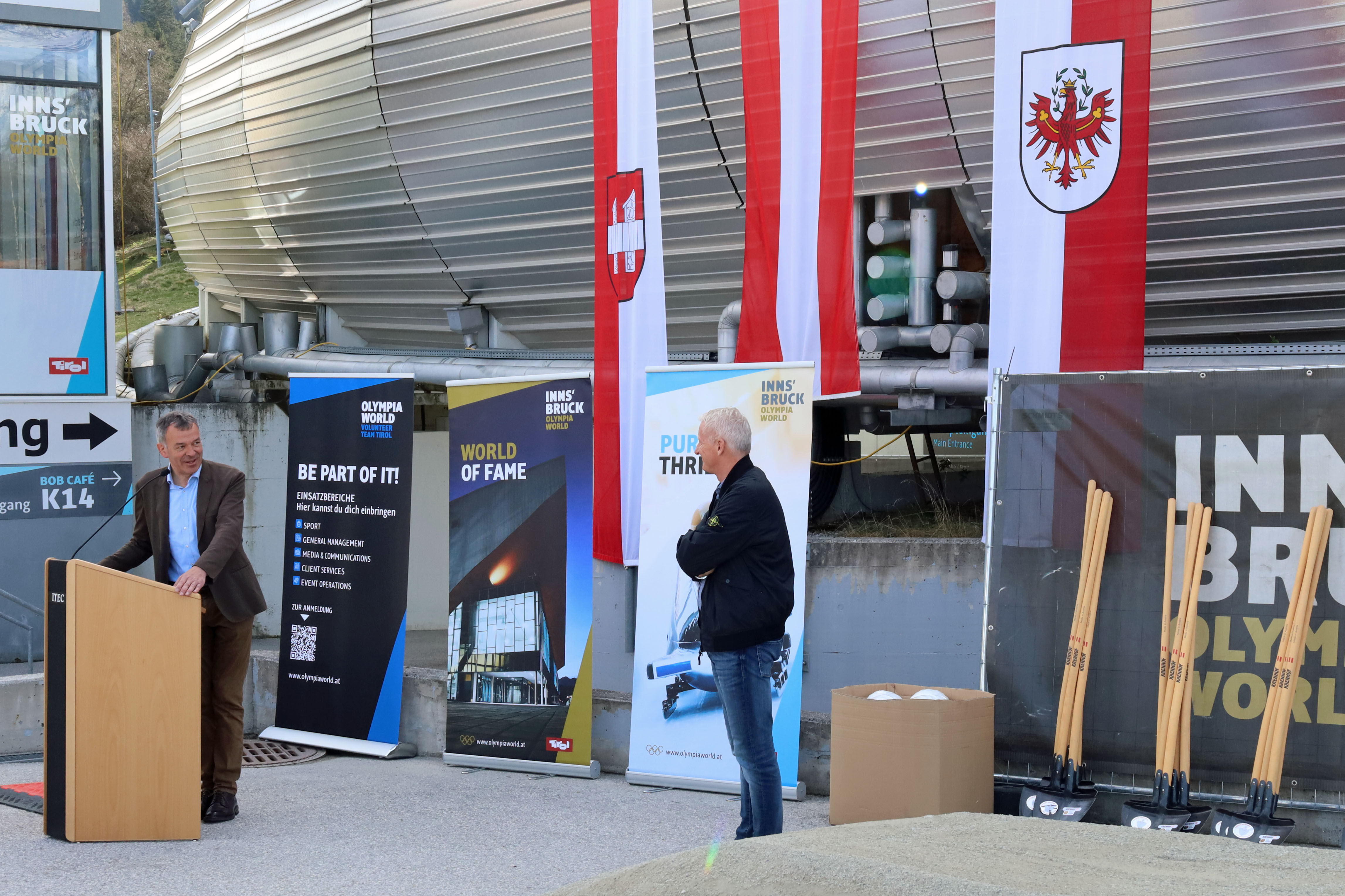 Bürgermeister Georg Willi (l.) mit Geschäftsführer Matthias Schipflinger (OSVI) beim Spatenstich vor dem Eiskanal Igls.