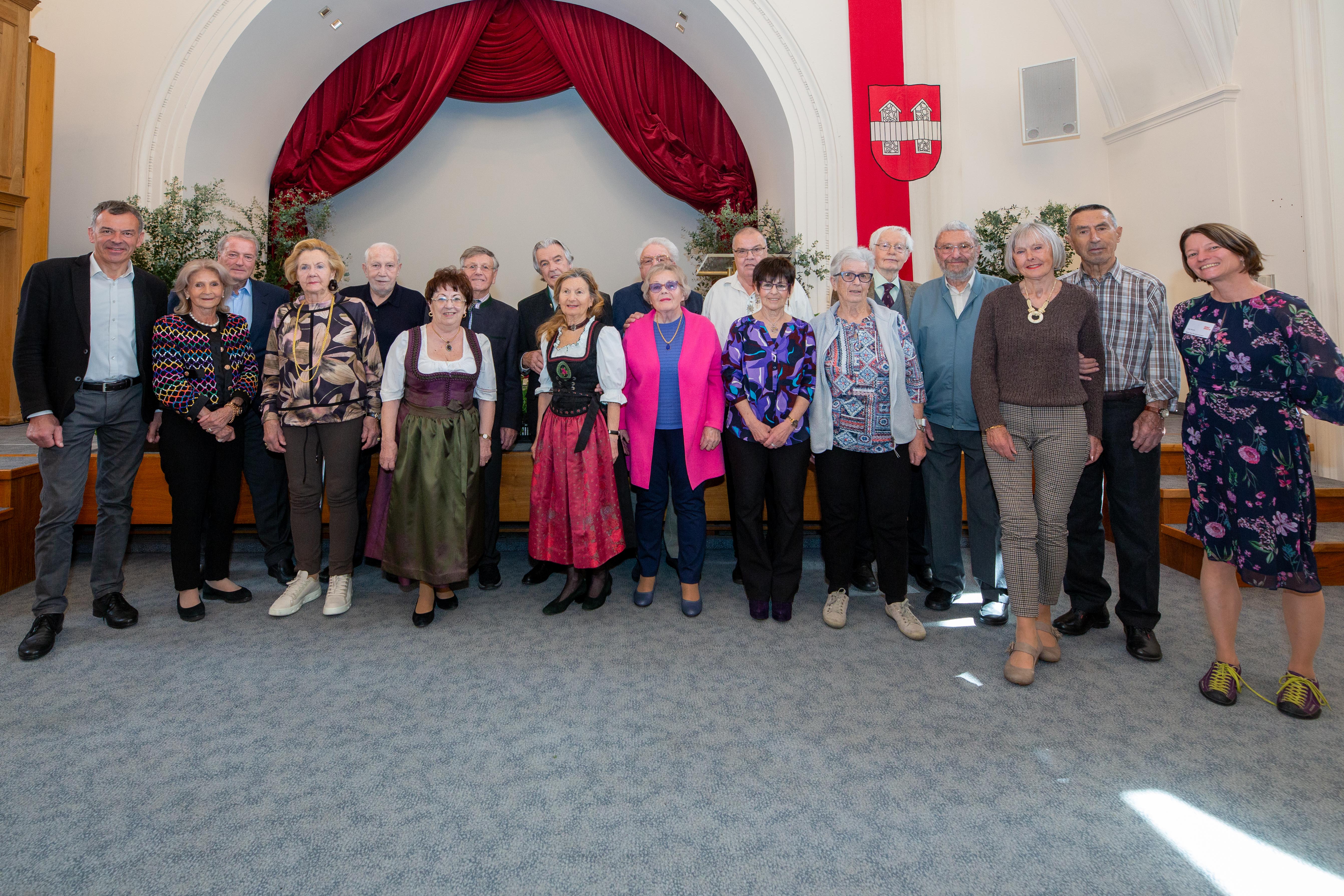 Anfang April feierten wieder 29 Ehepaar aus Innsbruck Ihr Hochzeitsjubiläum auf Einladung des Bürgermeisters in festlichen Ambiente der Ursulinensäle mit Musik und guter Unterhaltung. Dabei waren ein "Eisernes" Ehepaar (65 Ehejahre), acht "Diamantene" (60 Ehejahre) und 19 "Goldene" Ehepaare. Sie alle wurden im festlichen Ambiente und im Beisein von Bürgermeister Georg Willi gefeiert.
