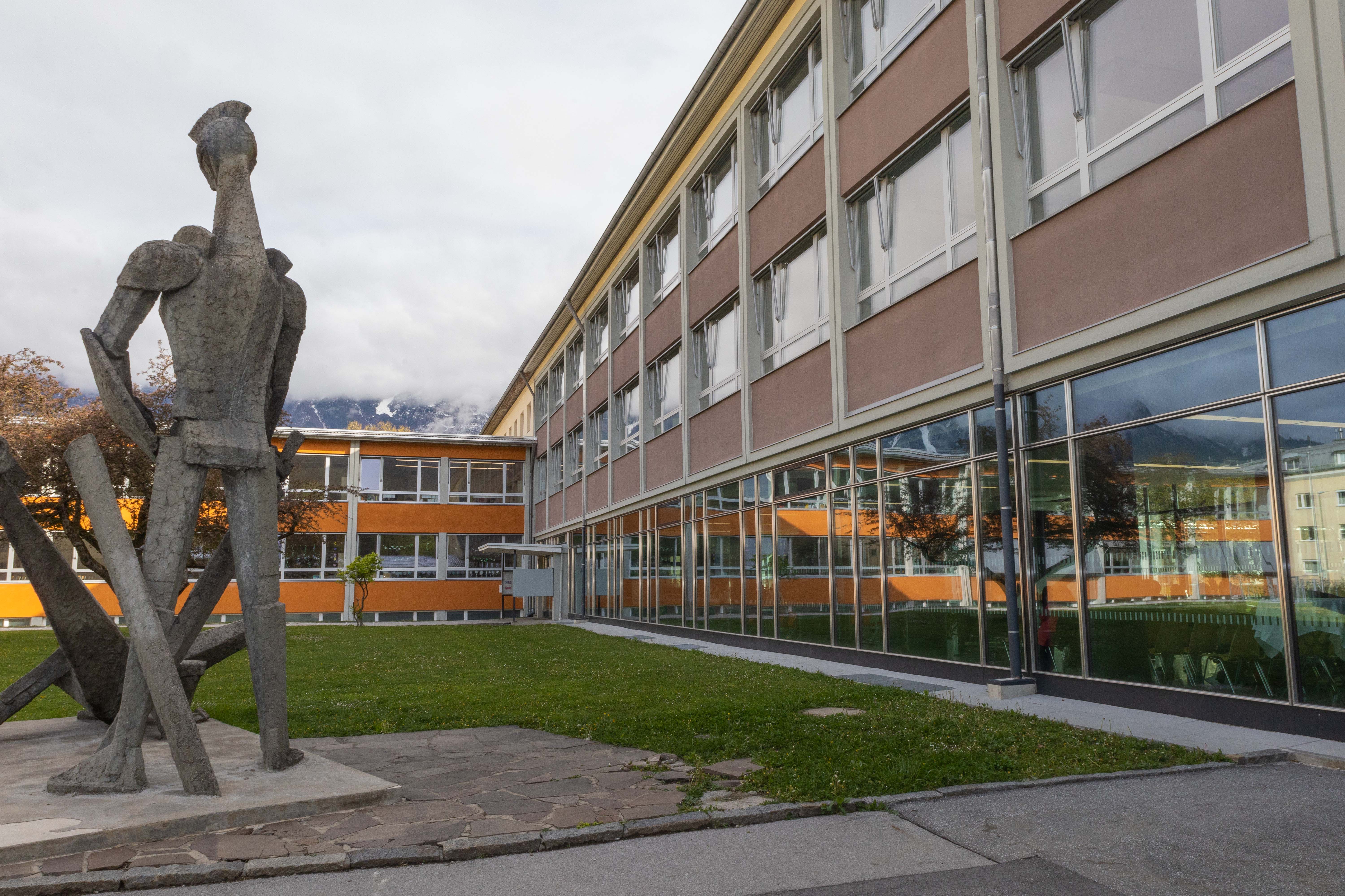 Die Volksschule Pradl Ost (Siegmairschule) wurde im Zuge einer Generalsanierung modernisiert und auch klimatechnisch aufwendig saniert. Rund 7,1 Millionen Euro wurden in den dritten Bauabschnitt investiert.