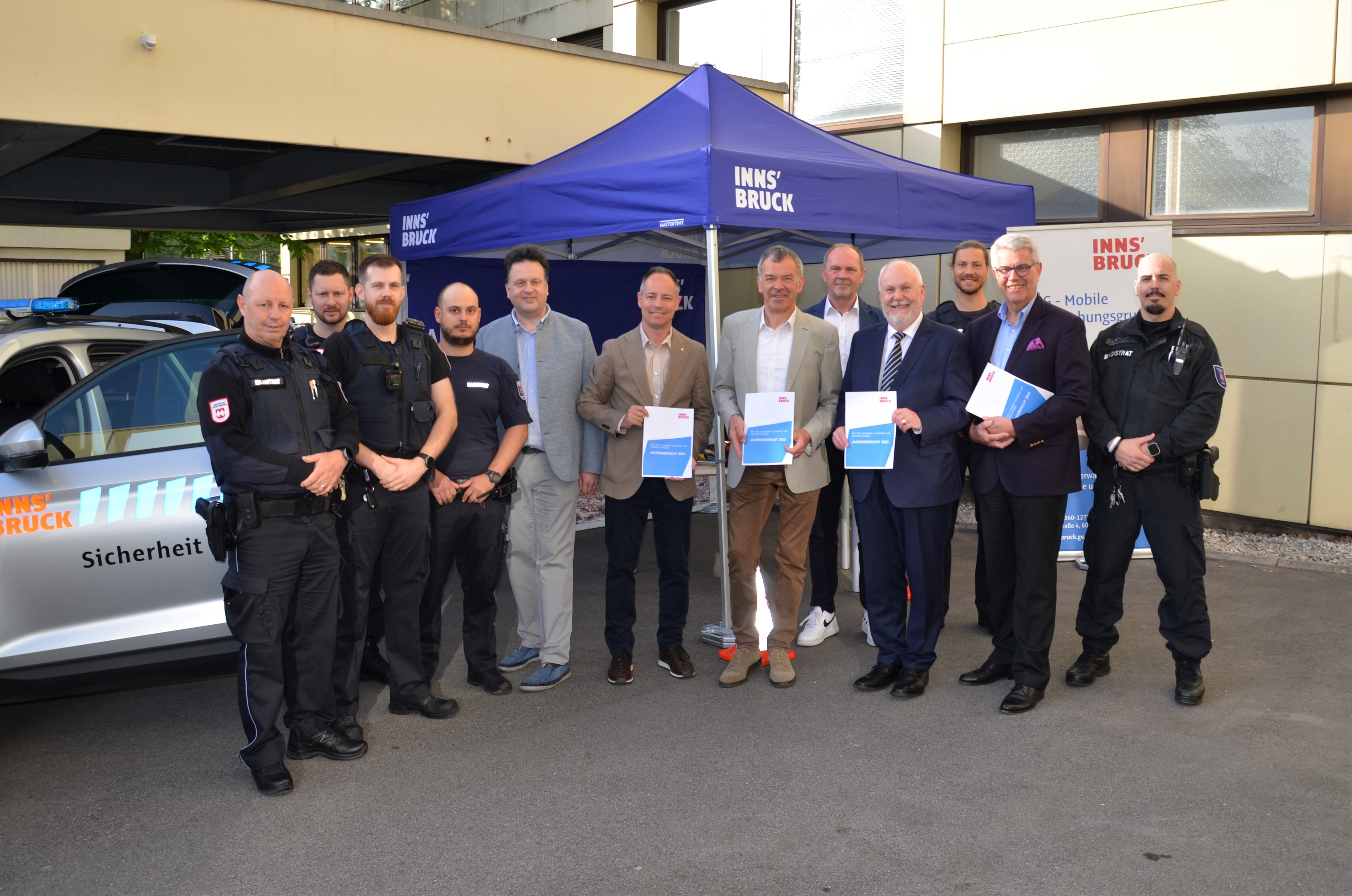 Verschafften sich einen Eindruck von den neuen Räumlichkeiten des Amtes Allgemeine Sicherheit und Veranstaltungen: Bürgermeister Georg Willi (6. v. r.), Vizebürgermeister Markus Lassenberger (6. v. l.), Vizebürgermeister Andreas Wanker (4. v. r.), Ferdinand Neu (Leiter der Magistratsabteilung II, Allgemeine Bezirks- und Gemeindeverwaltung, 2. v. r.), Amtsleiter Christian Schneider (5. v. l.) und die Mitarbeiter der MÜG vor der Zentrale in der Schlachthofgasse 1.