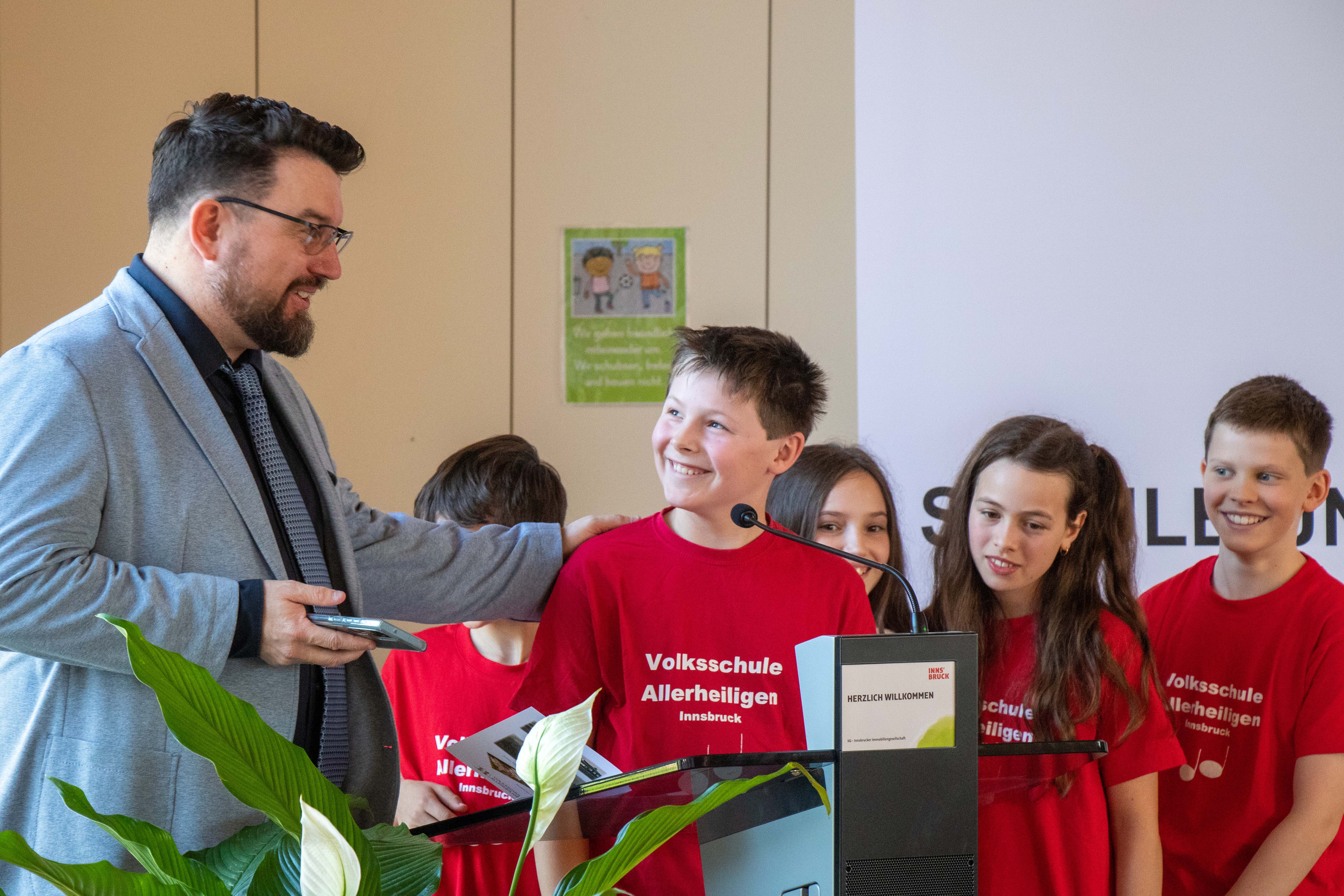 Die SchülerInnen der vierten Klasse erzählten den Festgästen, welche Erneuerungen sie toll finden: etwa die neuen hellen Klassenräume, die Verbesserungen der Barrierefreiheit mit einem eingebauten Aufzug oder der größere Speisesaal.