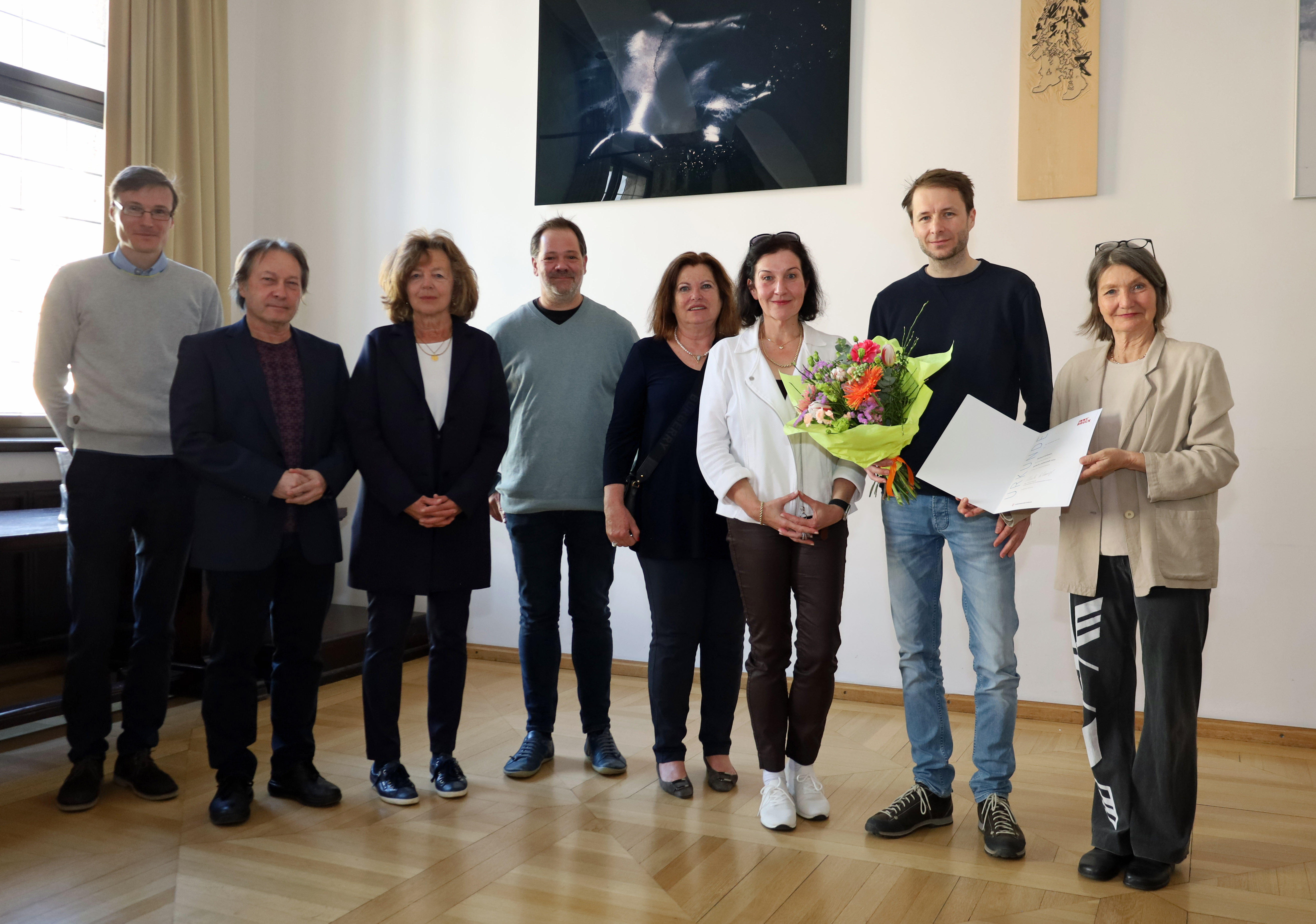 Der Preisträger der „gedenk_potenziale 2025“ Richard Schwarz (2. v.r.) mit Kulturstadträtin Uschi Schwarzl (1. v.r.) mit (von links) Matthias Egger (Stadtarchiv/Stadtmuseum), den Jurymitgliedern Horst Schreiber, Gisela Hormayr und Michael Haupt sowie den Gemeinderätinnen Marlene Trinkl und Irene Heisz (Kulturausschuss).