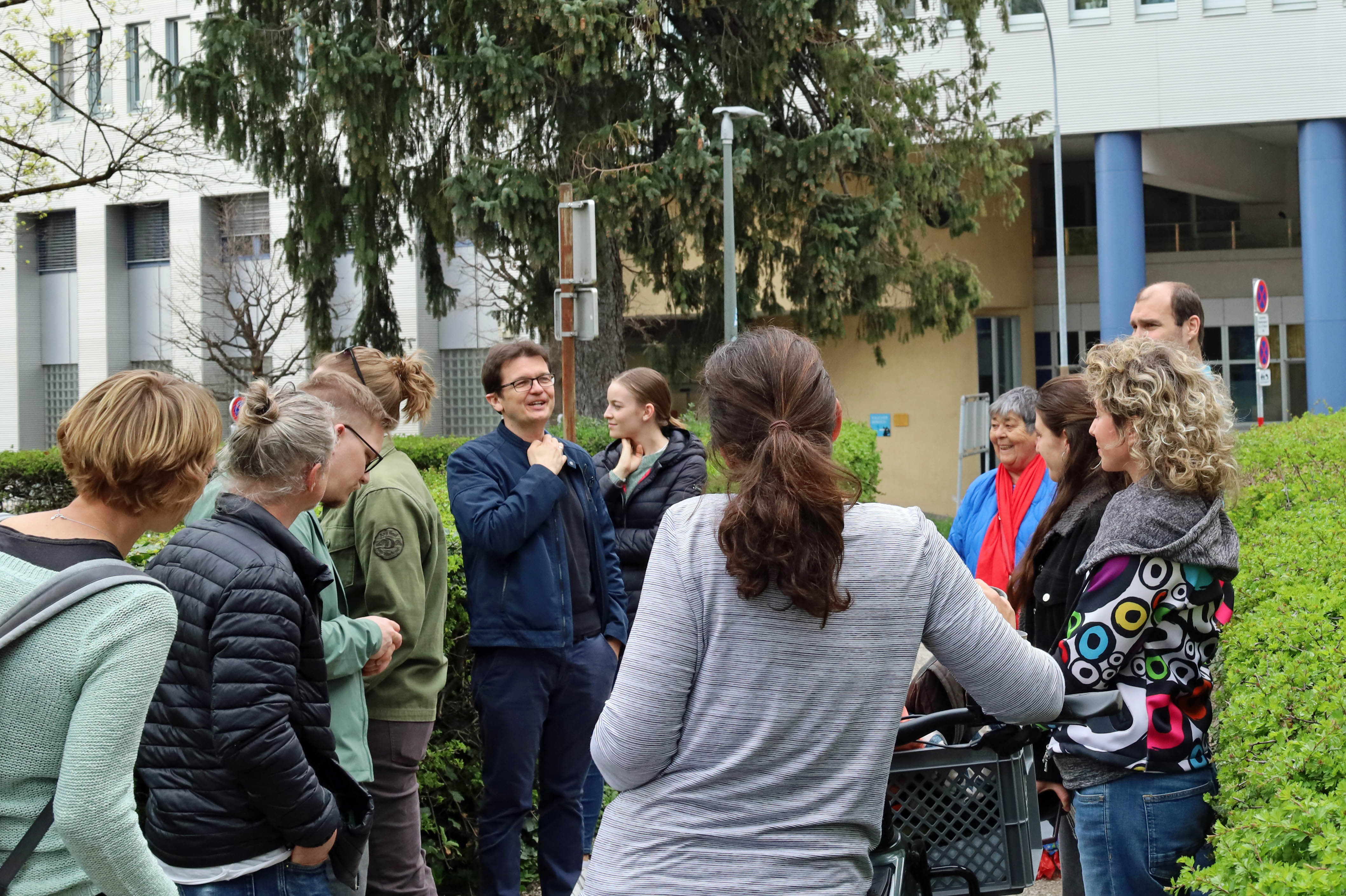 Referent Markus Pinter (5.v.l.) und Landschaftsplanerin Elena Jäger (6.v.l.) bei der gemeinsamen Begehung des Beseleparks.