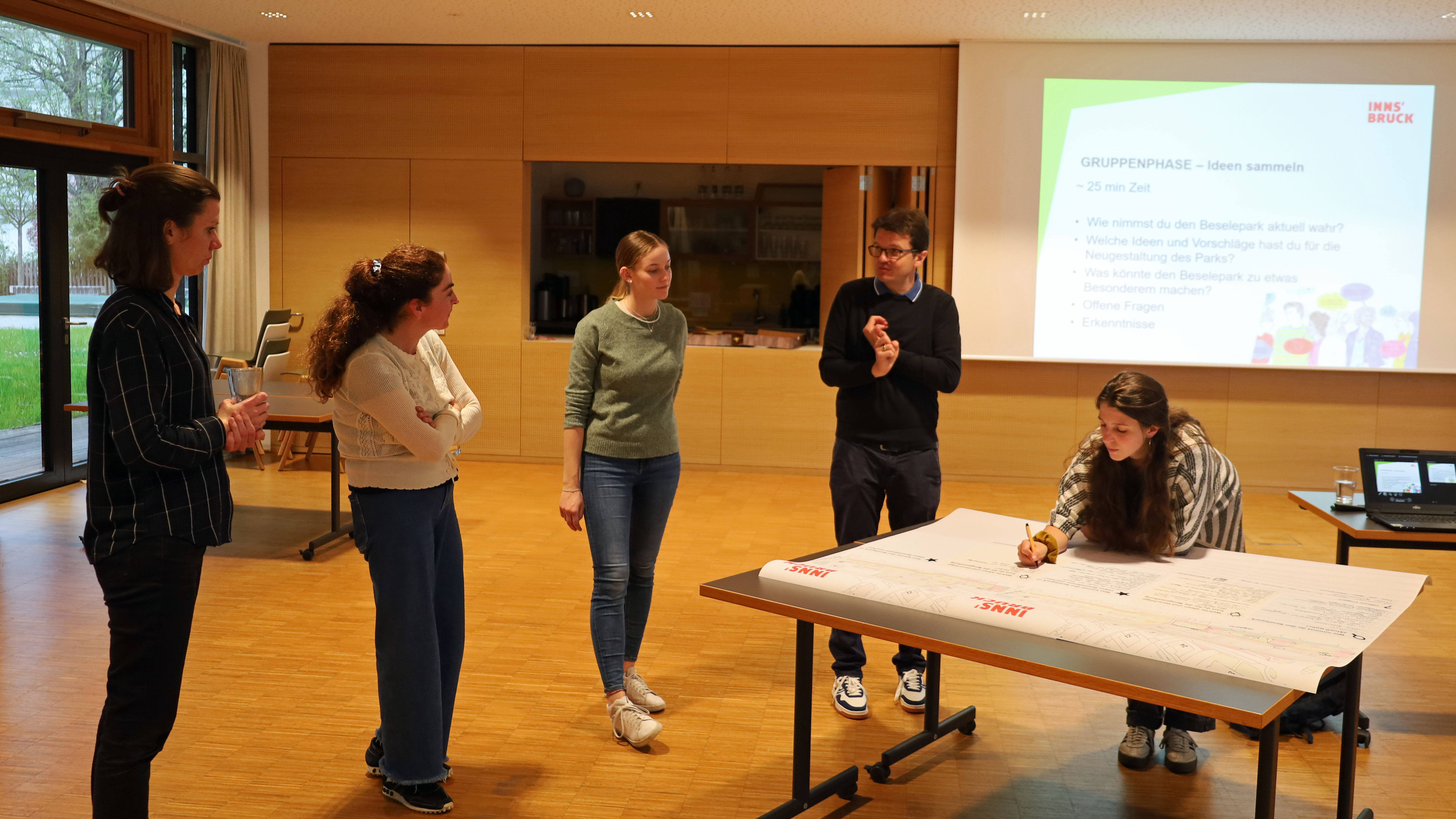Referent Markus Pinter (2.v.r.), Landschaftsplanerin Elena Jäger (3.v.l.) und Sarah Rasi (BürgerInnenbeteiligung, r.) nehmen die Ideen der BürgerInnen auf.