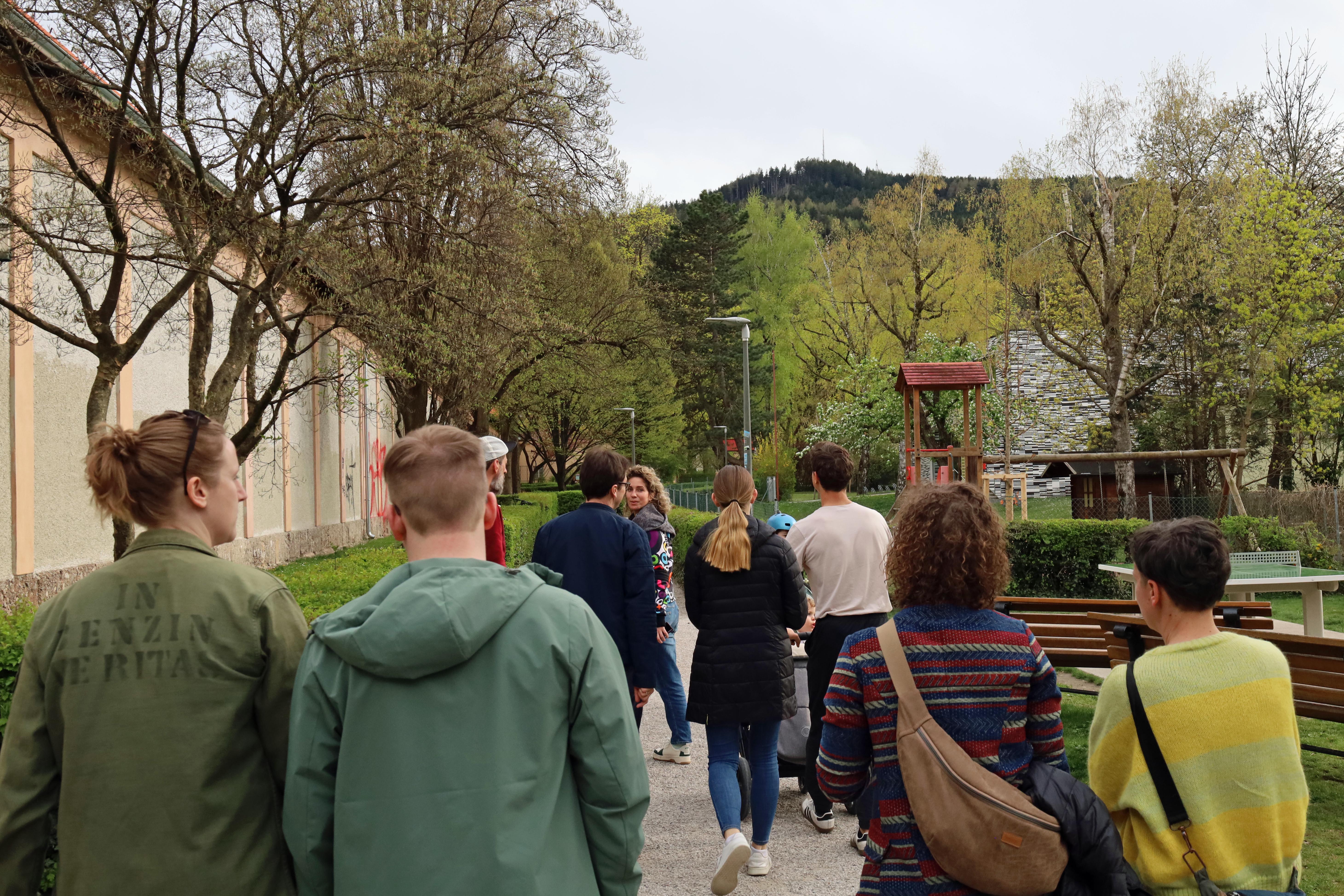 Nach der gemeinsamen Begehung des Parks geht es zur Ideenwerkstatt.