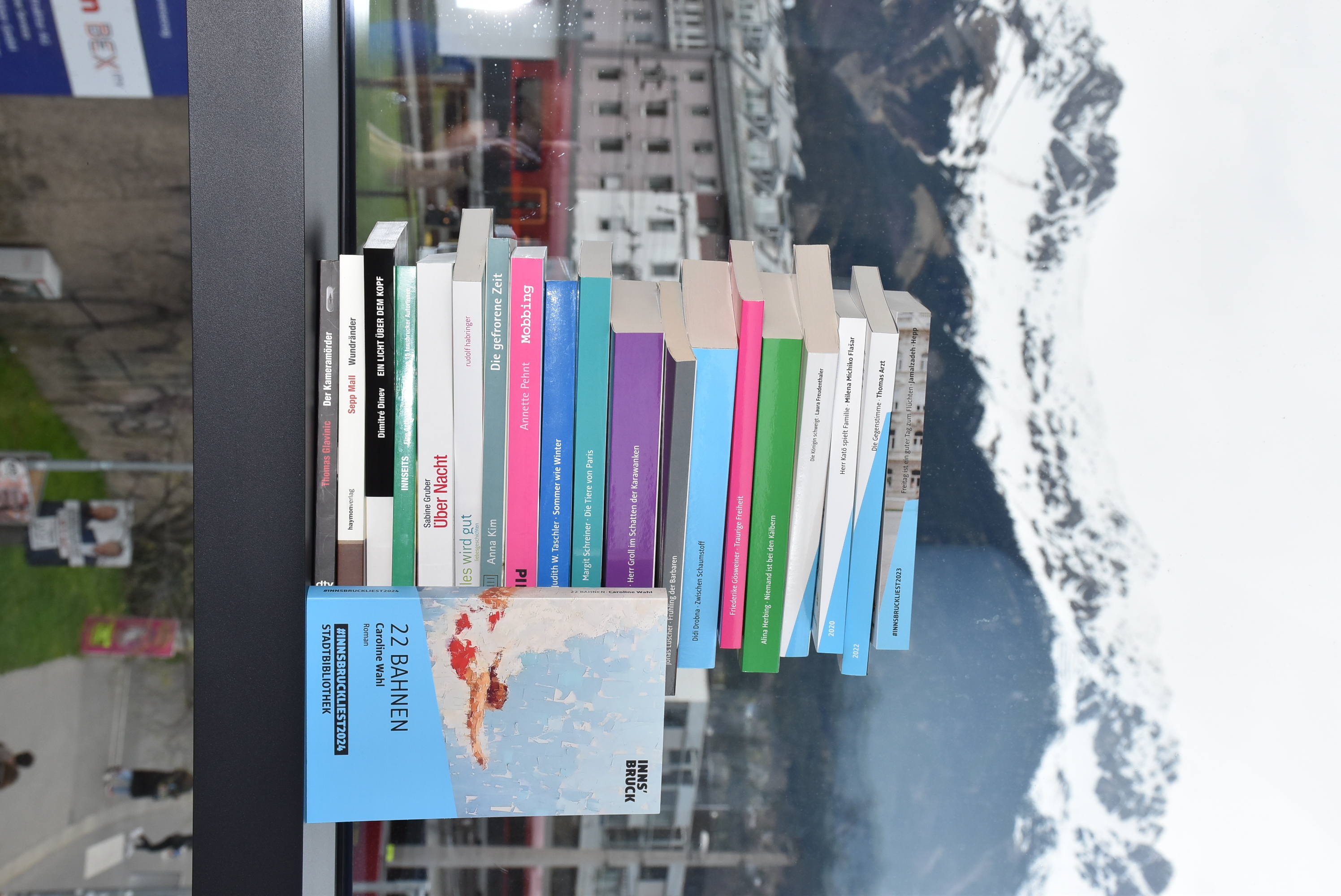 "22 Bahnen" heißt das Buch 2024. Die Aktion "Innsbruck liest" gibt es seit 2004 - das erste Buch war "Der Kameramörder" von Thomas Glavinic.
