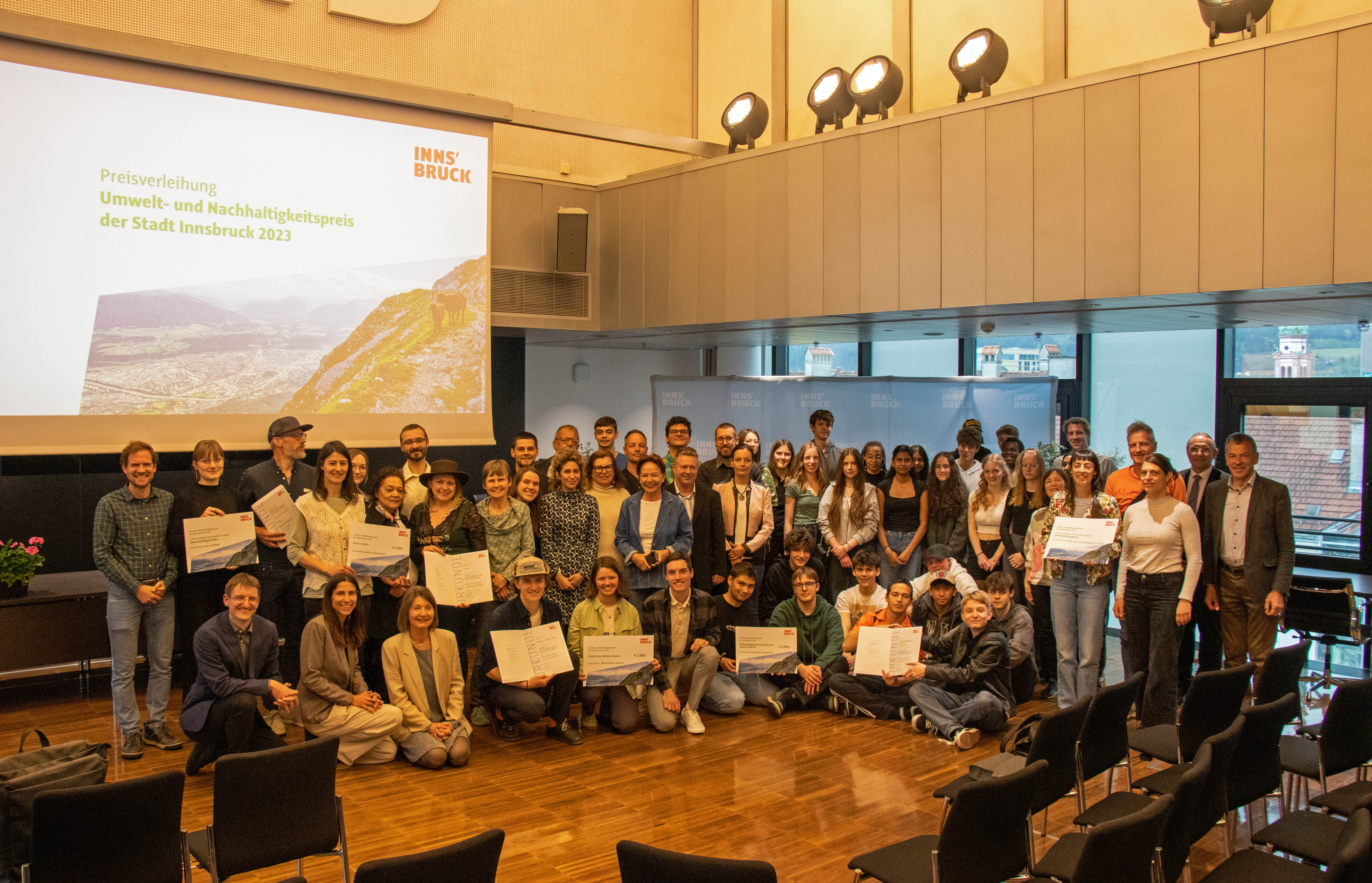 Die PreisträgerInnen des Umwelt- und Nachhaltigkeitspreises 2023 freuen sich im Innsbrucker Plenarsaal mit den VertreterInnen der Politik und Stadtverwaltung über die Auszeichnungen.