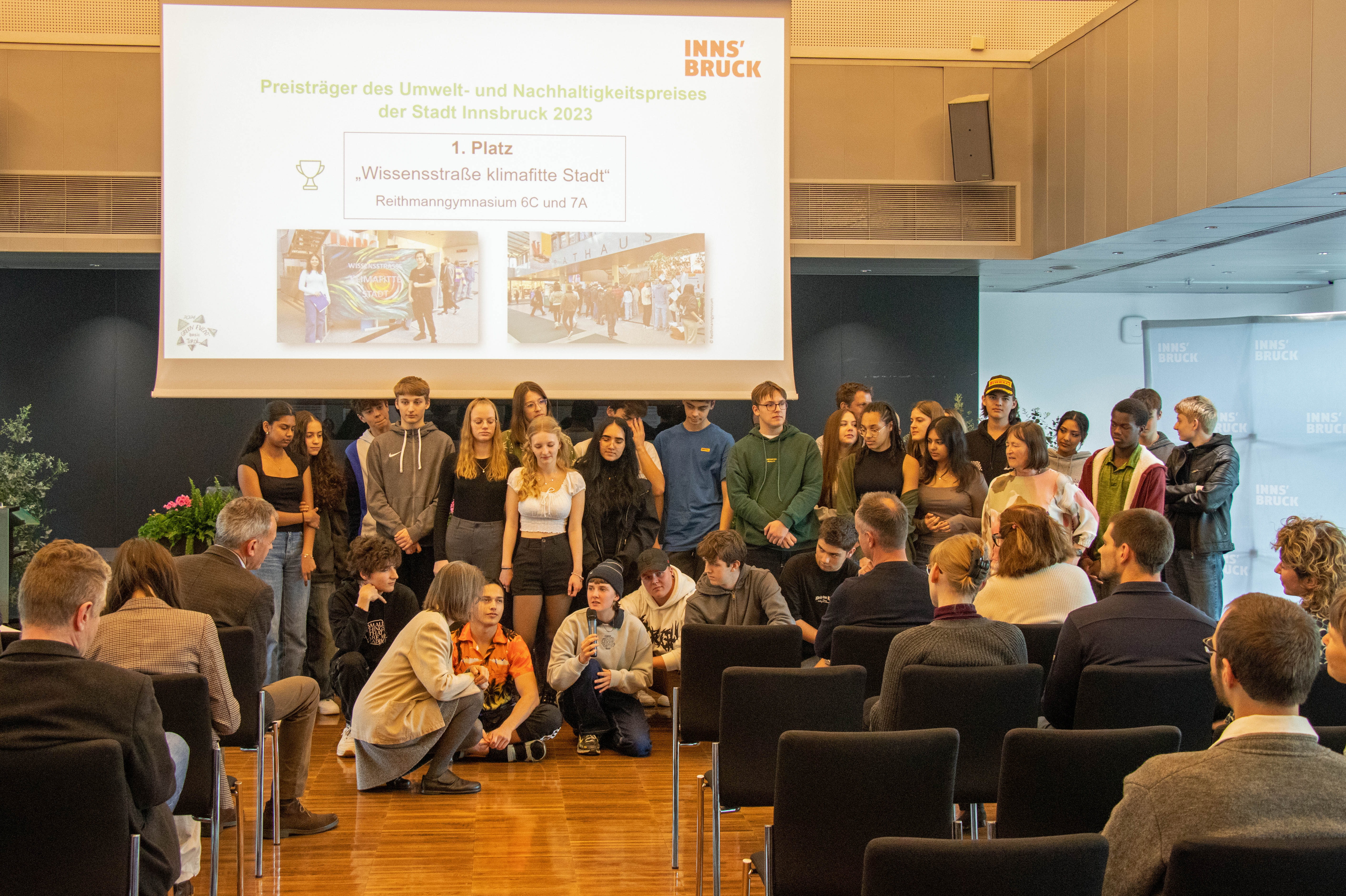 Die SchülerInnen des Innsbrucker Reithmanngymnasiums erzählen im Gespräch mit Stadträtin Uschi Schwarzl von ihrem Projekt.